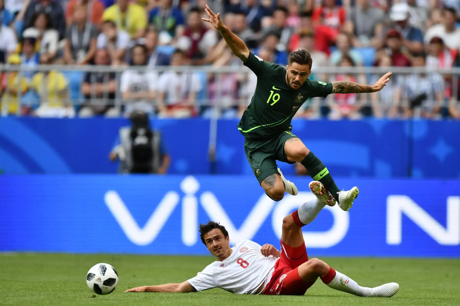 El defensa australiano Joshua Risdon (arriba) ve al centrocampista danés Thomas Delaney (abajo) durante el partido de fútbol del Grupo C de la Copa Mundial Rusia 2018 entre Dinamarca y Australia en el Samara Arena en Samara el 21 de junio de 2018. / AFP