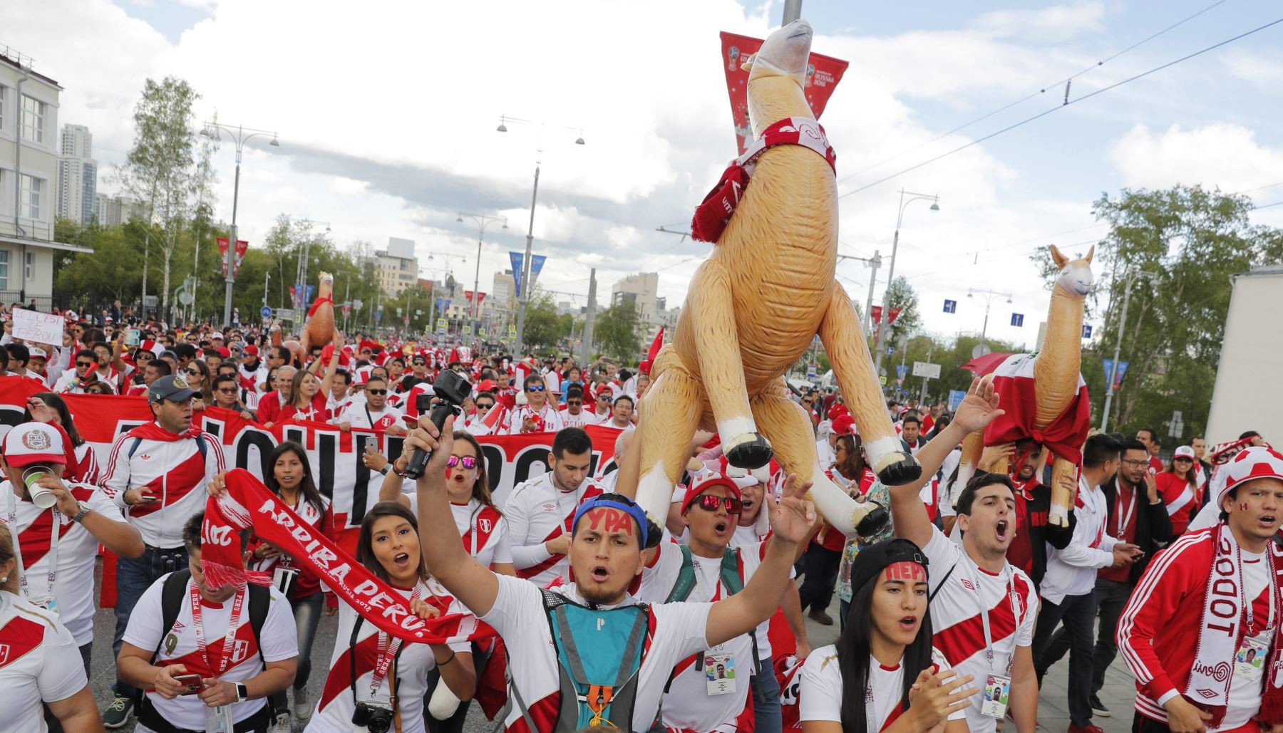 Aficionados peruanos caminan y animan a su selección en el centro de Ekaterimburgo, horas antes de que comience el partido del Grupo Mundial de Rusia 2018 entre Francia y Perú en el estadio Ekaterinburgo Arena. Foto: AFP