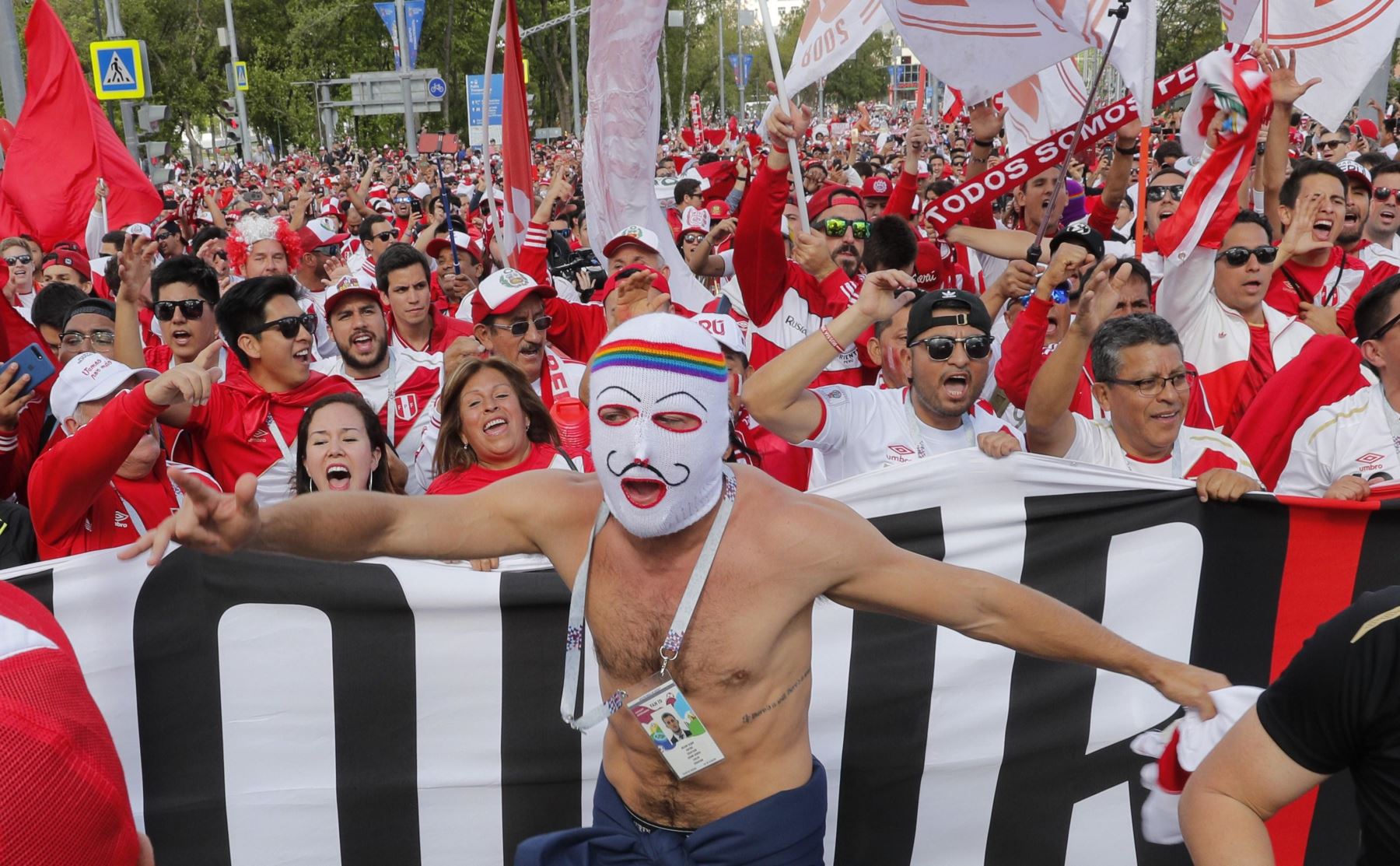 Aficionados peruanos caminan y animan a su selección en el centro de Ekaterimburgo, horas antes de que comience el partido del Grupo Mundial de Rusia 2018 entre Francia y Perú en el estadio Ekaterinburgo Arena. Foto: AFP