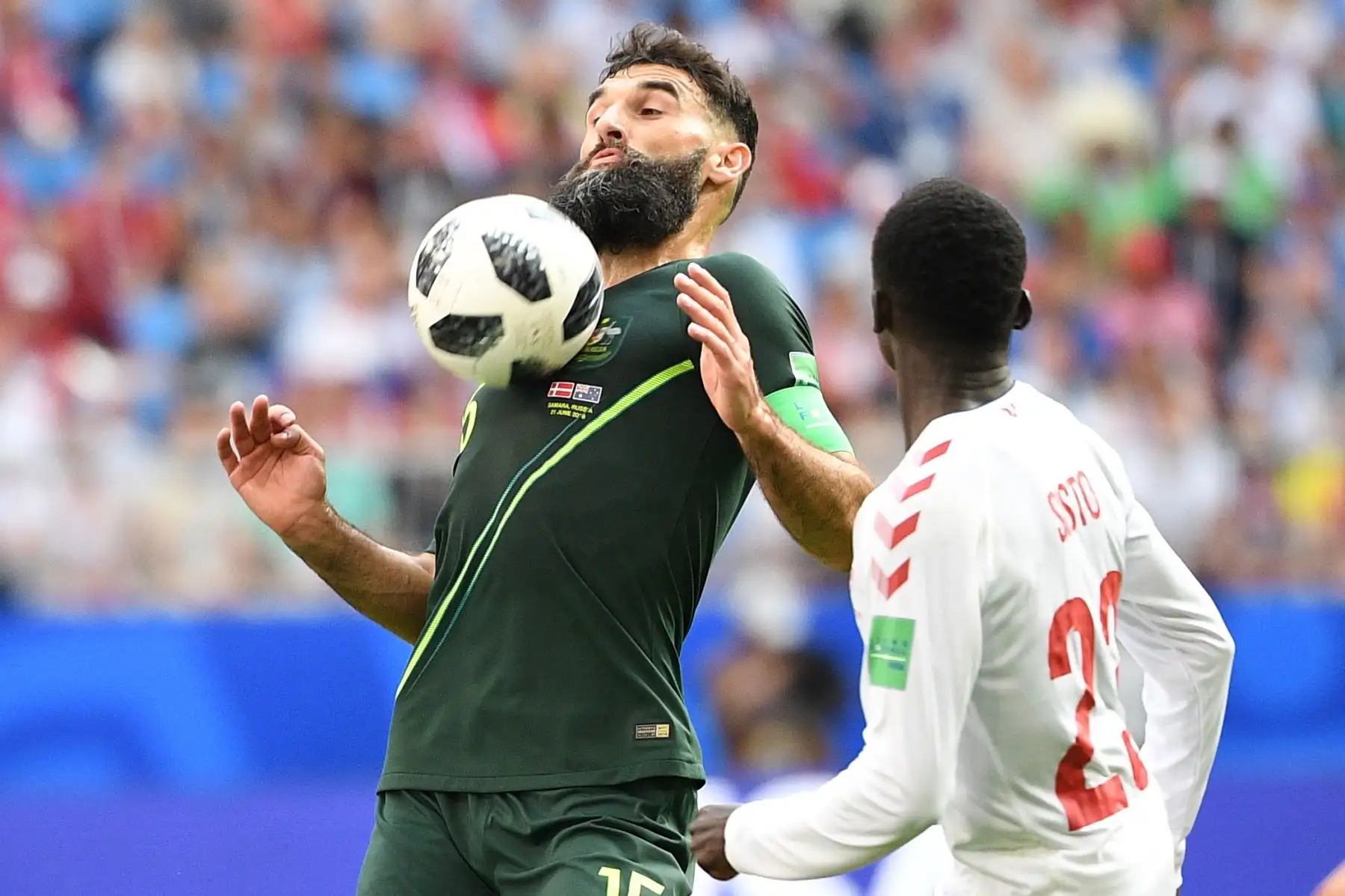 El centrocampista australiano Mile Jedinak (L) controla el balón bajo presión del delantero danés Pione Sisto (R) durante el partido de fútbol del Grupo C de la Copa Mundial Rusia 2018 entre Dinamarca y Australia en el Samara Arena en Samara el 21 de junio de 2018. / AFP