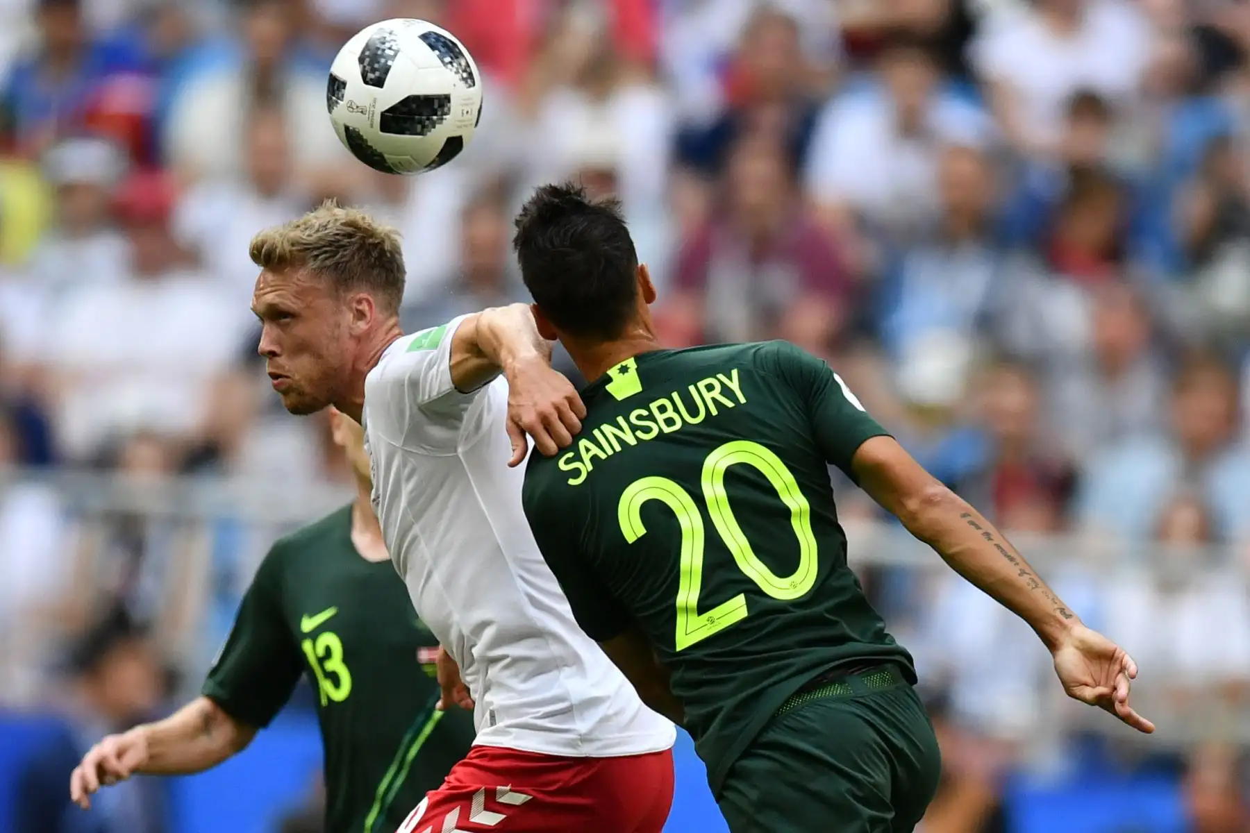 El delantero danés Nicolai Jorgensen (L) compite con el defensor australiano Trent Sainsbury (R) durante el partido de fútbol del Grupo C de la Copa Mundial Rusia 2018 entre Dinamarca y Australia en el Samara Arena en Samara el 21 de junio de 2018. / AFP