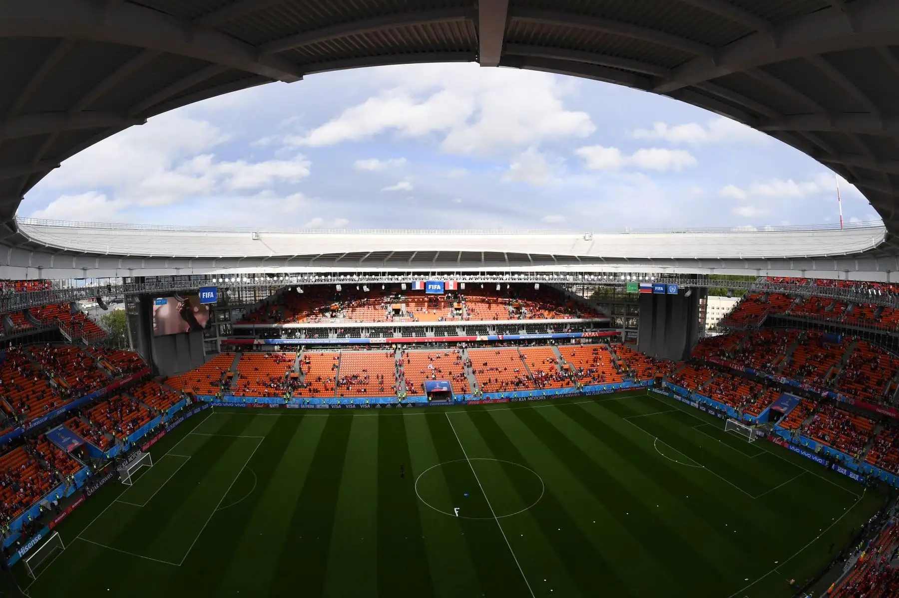 Los fanáticos llegan al estadio antes del partido de fútbol del Grupo C de la Copa Mundial Rusia 2018 entre Francia y Perú en el Ekaterinburg Arena en Ekaterinburg el 21 de junio de 2018. / AFP