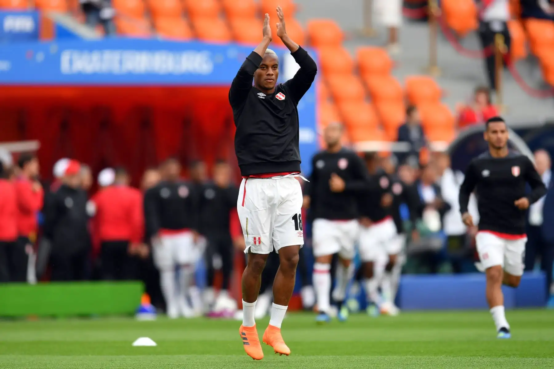 El delantero peruano Andre Carrillo saluda a la multitud mientras se calienta antes del partido de fútbol del Grupo C de la Copa Mundial Rusia 2018 entre Francia y Perú en el Ekaterinburg Arena en Ekaterinburg el 21 de junio de 2018. / AFP