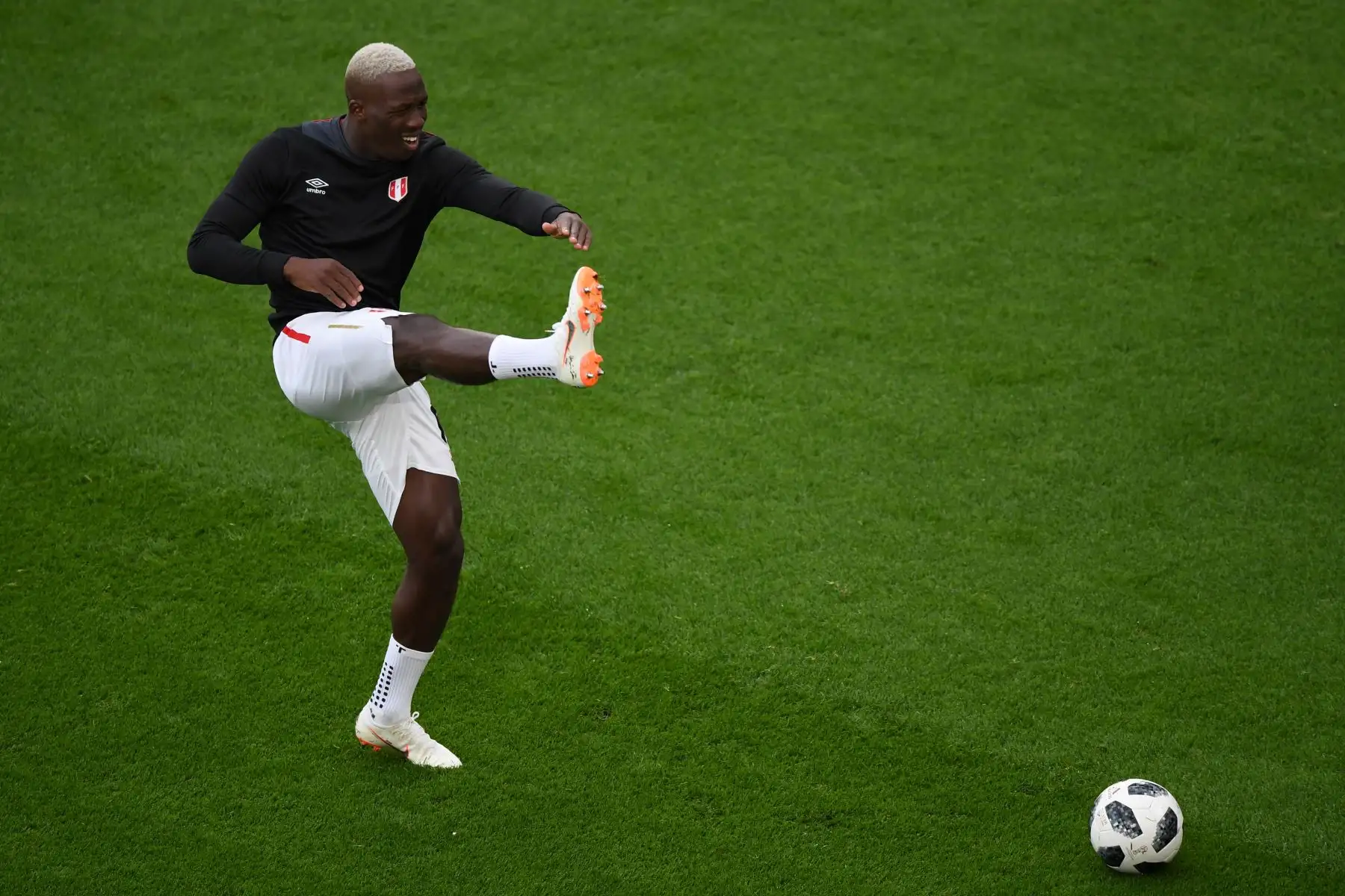 El defensor peruano Luis Advincula calienta antes del partido de fútbol del Grupo C de la Copa Mundial Rusia 2018 entre Francia y Perú en el Ekaterinburg Arena en Ekaterinburg el 21 de junio de 2018. / AFP