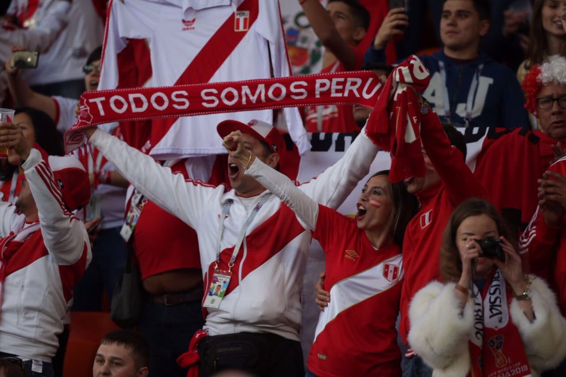 Los fanáticos de Perú aplauden antes del partido de fútbol del Grupo C de la Copa Mundial Rusia 2018 entre Francia y Perú en el Ekaterinburg Arena en Ekaterinburg el 21 de junio de 2018. / AFP