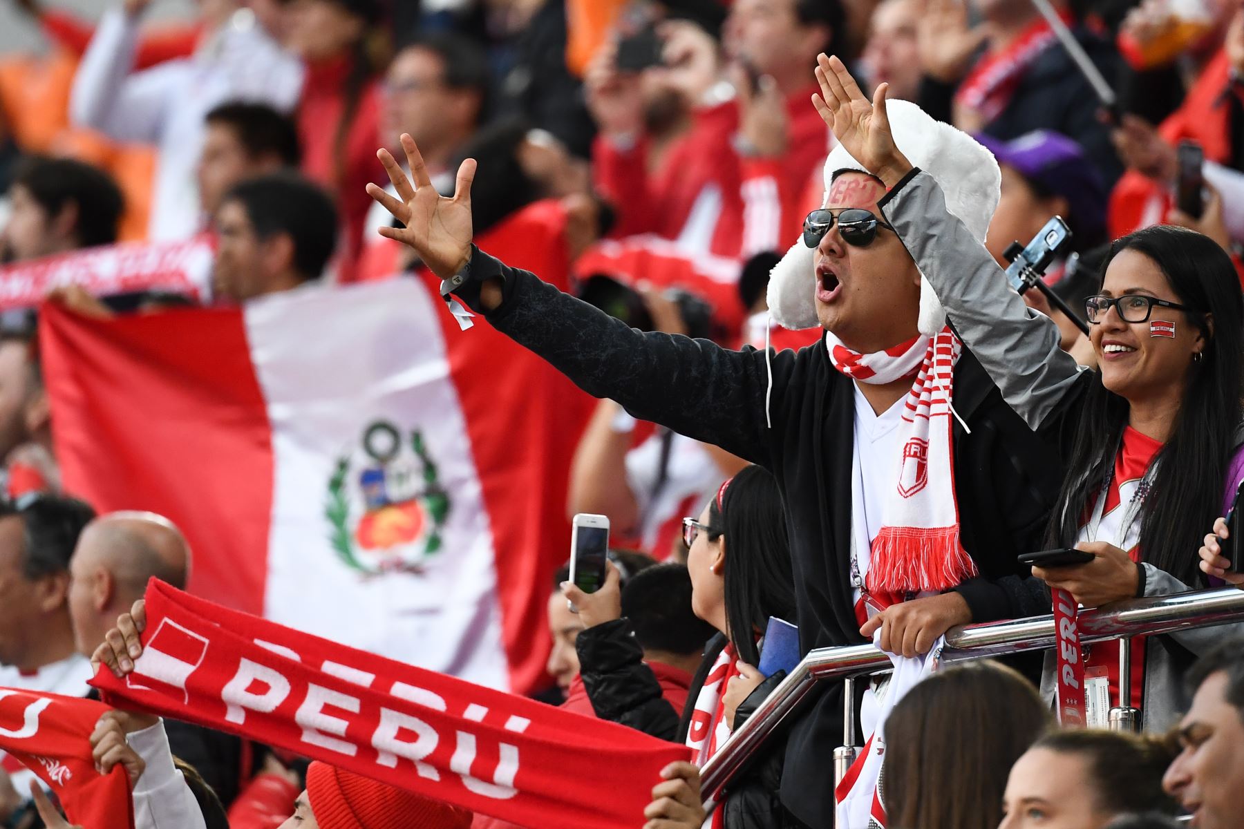 Los fanáticos de Perú aplauden antes del partido de fútbol del Grupo C de la Copa Mundial Rusia 2018 entre Francia y Perú en el Ekaterimburgo Arena. / AFP