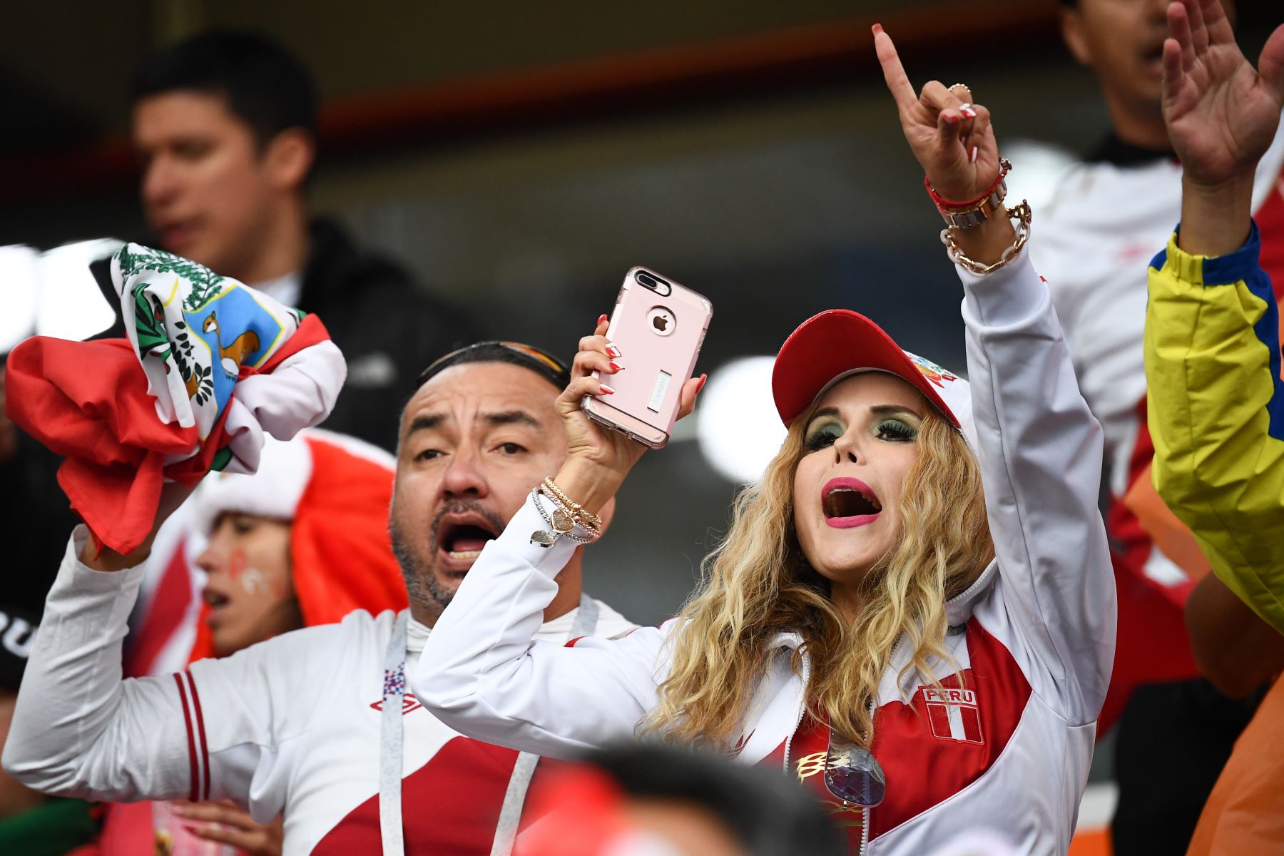 Los fanáticos de Perú aplauden antes del partido de fútbol del Grupo C de la Copa Mundial Rusia 2018 entre Francia y Perú en el Ekaterimburgo Arena . / AFP