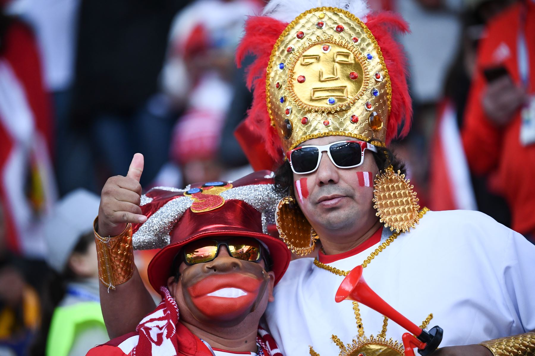 Los fanáticos de Perú aplauden antes del partido de fútbol del Grupo C de la Copa Mundial Rusia 2018 entre Francia y Perú en el Ekaterimburgo Arena. / AFP