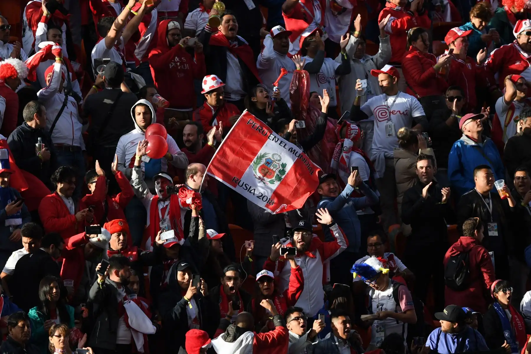 Los fanáticos de Perú aplauden antes del partido de fútbol del Grupo C de la Copa Mundial Rusia 2018 entre Francia y Perú en el Ekaterinburg Arena en Ekaterinburg el 21 de junio de 2018. / AFP