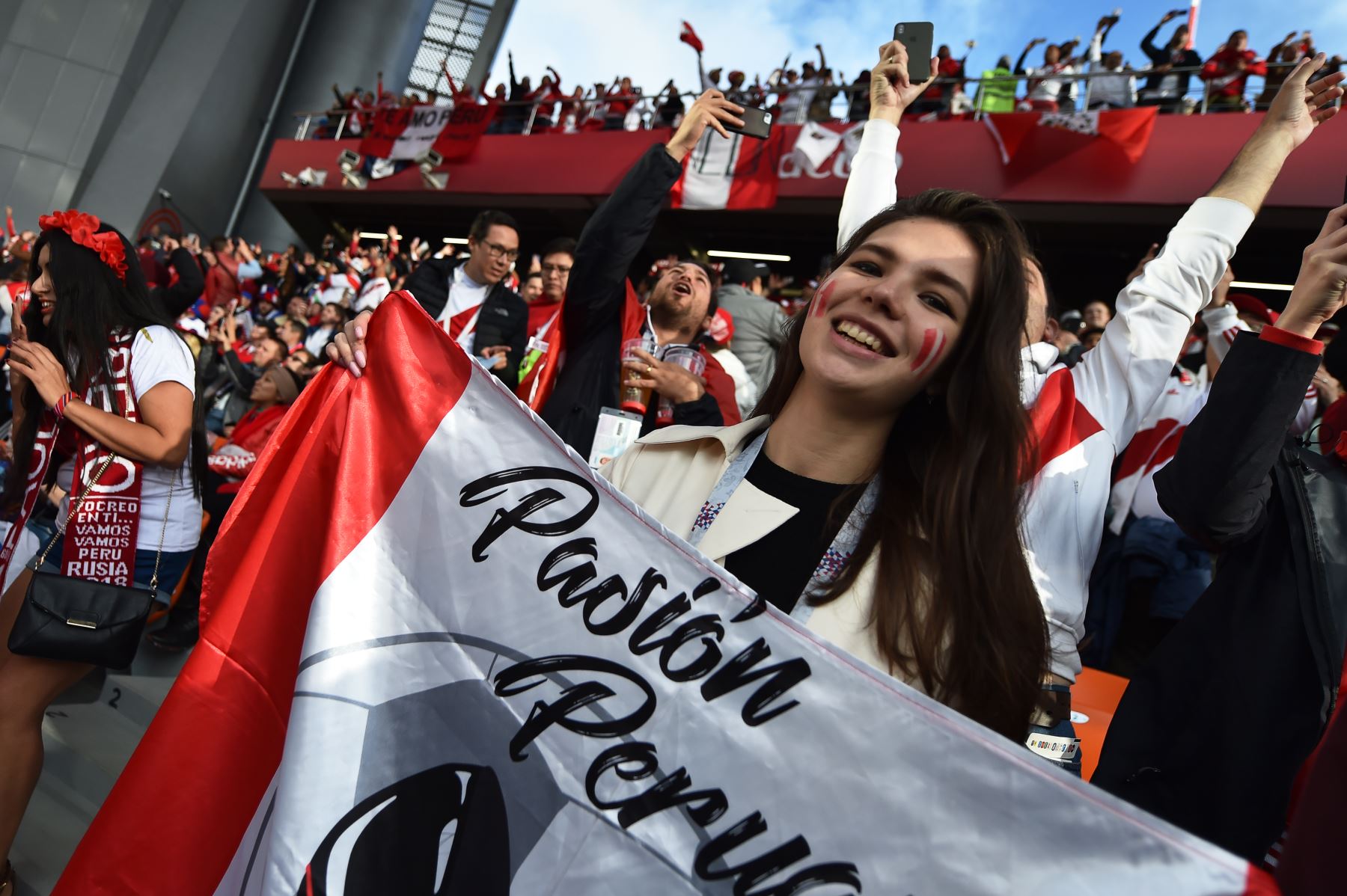 Los fanáticos de Perú aplauden antes del partido de fútbol del Grupo C de la Copa Mundial Rusia 2018 entre Francia y Perú en el Ekaterimburgo Arena . / AFP