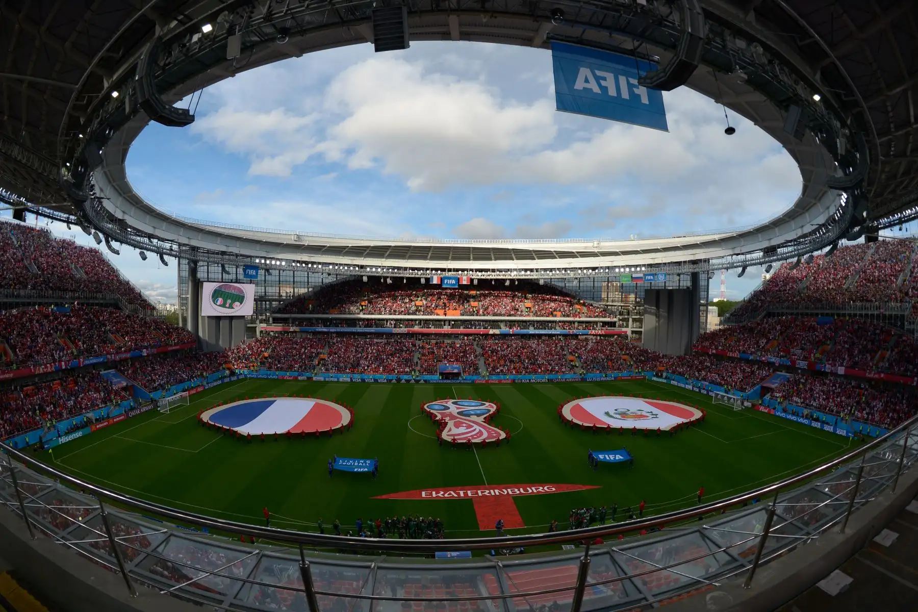 Las banderas nacionales de Francia (L) y Perú (R) se ven antes del partido de fútbol del Grupo C de la Copa Mundial Rusia 2018 entre Francia y Perú en el Ekaterimburgo Arena . / AFP