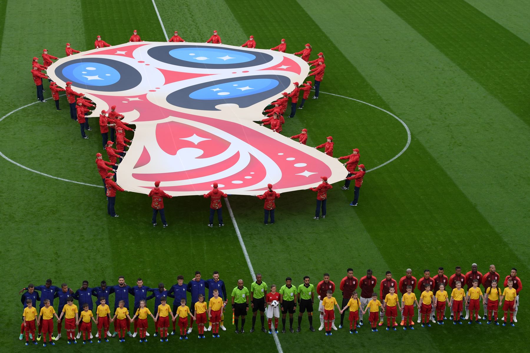 Las banderas nacionales de Francia (L) y Perú (R) se ven antes del partido de fútbol del Grupo C de la Copa Mundial Rusia 2018 entre Francia y Perú en el Ekaterimburgo Arena. / AFP