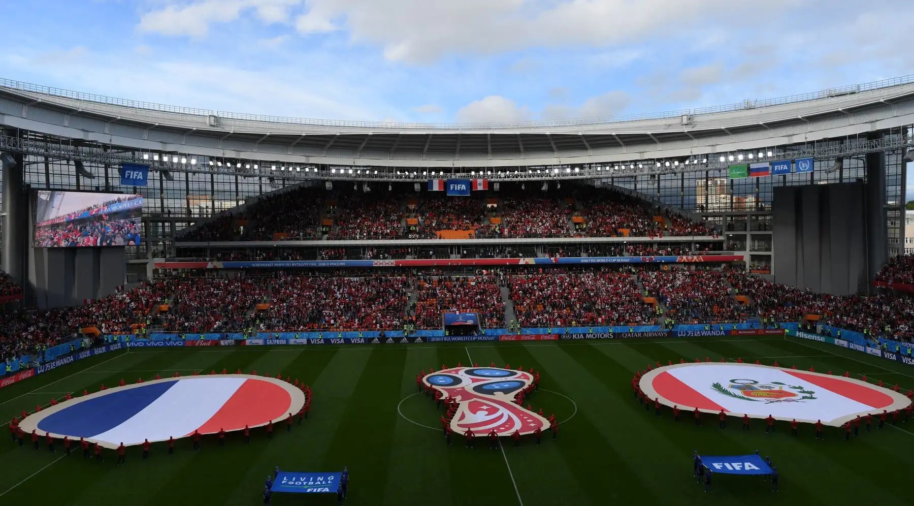 Las banderas nacionales de Francia (L) y Perú (R) se ven antes del partido de fútbol del Grupo C de la Copa Mundial Rusia 2018 entre Francia y Perú en el Ekaterimburgo Arena. / AFP