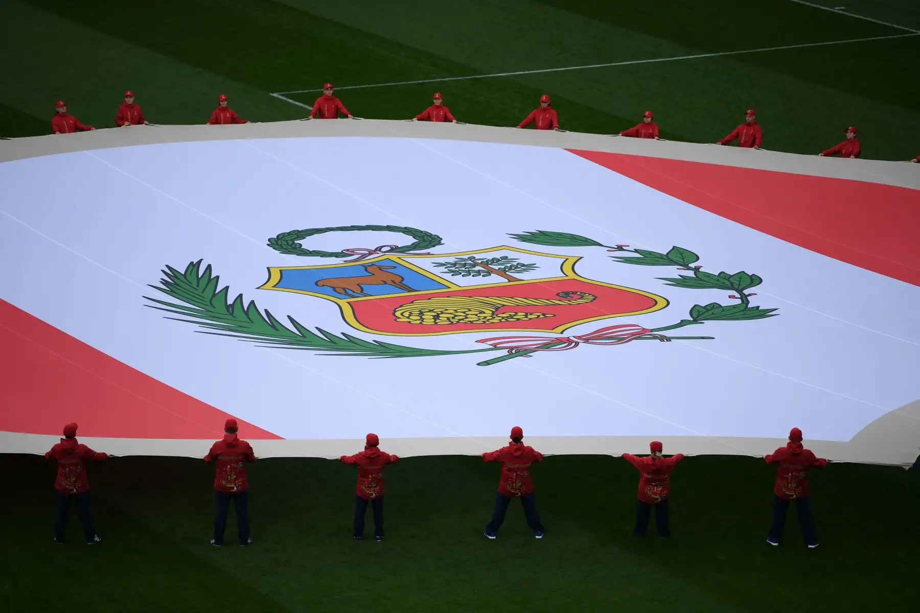 Las banderas nacionales de Francia (L) y Perú (R) se ven antes del partido de fútbol del Grupo C de la Copa Mundial Rusia 2018 entre Francia y Perú en el Ekaterimburgo Arena . / AFP