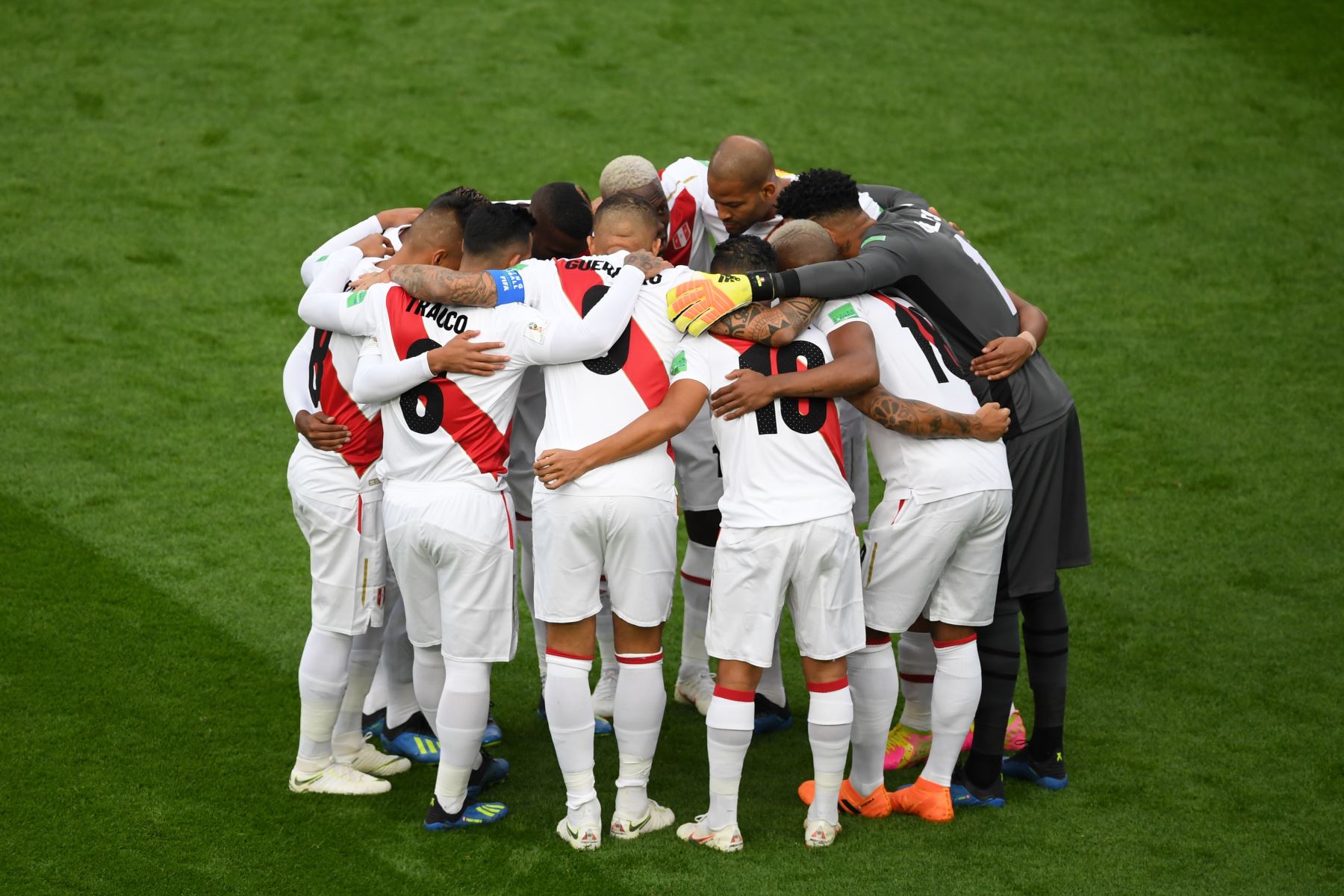 Los jugadores de Perú se reúnen en una corrida antes del partido de fútbol del Grupo C de la Copa Mundial Rusia 2018 entre Francia y Perú en el Ekaterimburgo Arena. / AFP