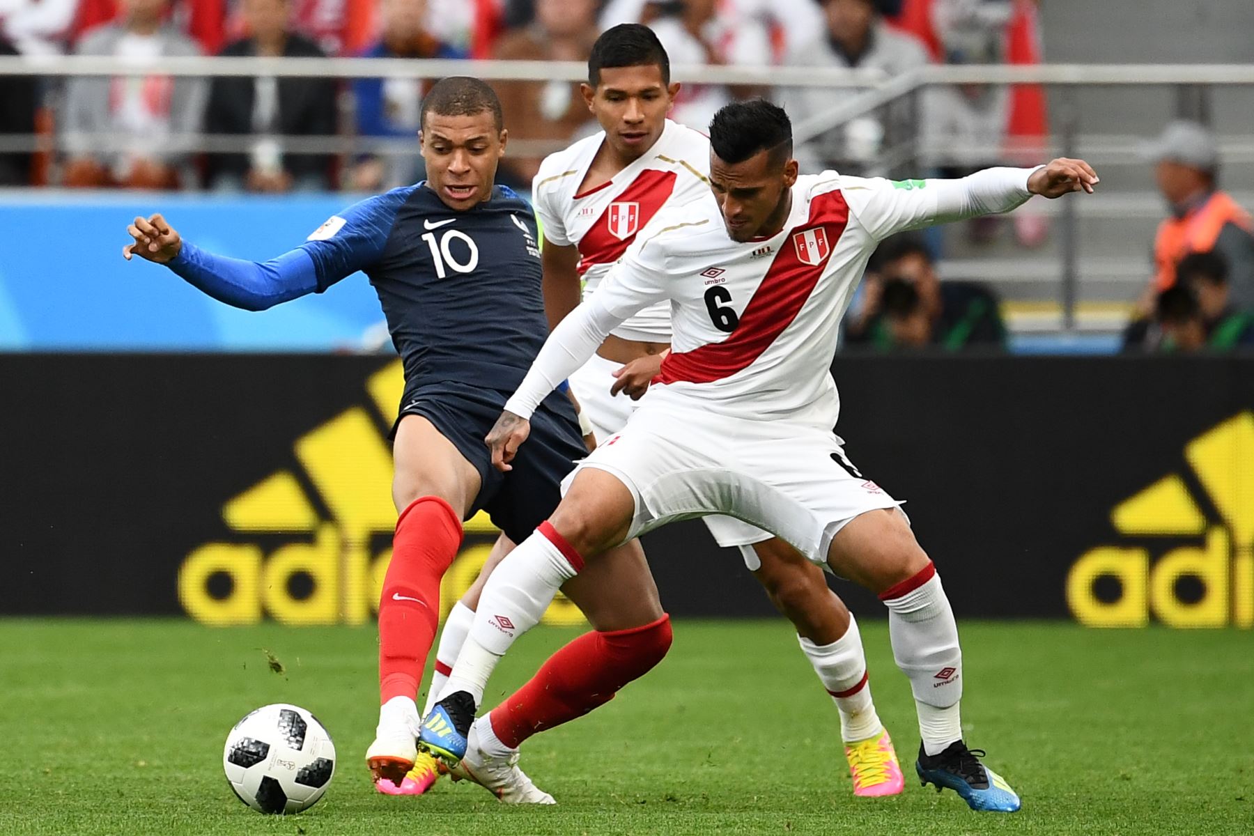 El alero de Francia Kylian Mbappe (L) compite por el balón con el defensor peruano Miguel Trauco (R) durante el partido de fútbol del Grupo C de la Copa Mundial Rusia 2018 entre Francia y Perú en el Ekaterimburgo Arena. / AFP