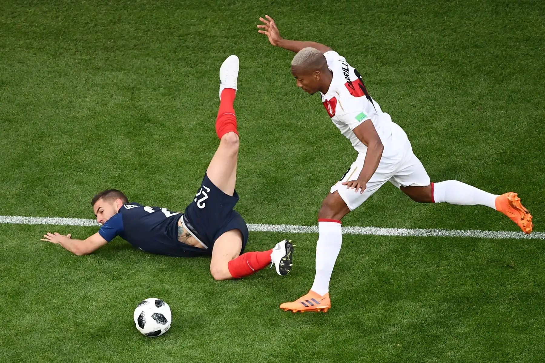 El defensa francés Lucas Hernández (L) y el delantero peruano Andre Carrillo compiten por el balón durante el partido de fútbol del Grupo C de la Copa Rusia 2018 entre Francia y Perú en el Ekaterinburg Arena en Ekaterinburg el 21 de junio de 2018. / AFP