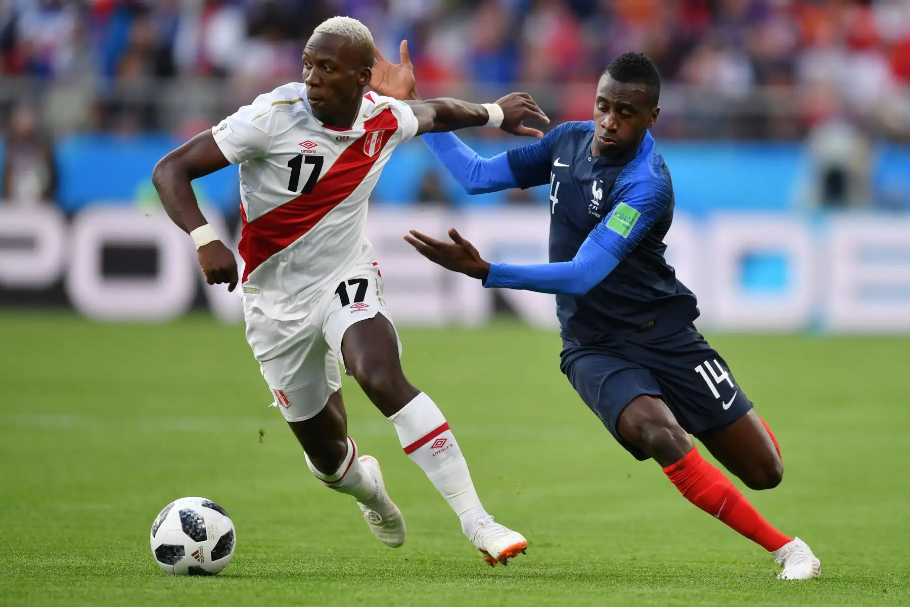 El defensor peruano Luis Advincula (L) y el centrocampista francés Blaise Matuidi compiten por el balón durante el partido de fútbol del Grupo C de la Copa Mundial Rusia 2018 entre Francia y Perú en el Ekaterimburgo Arena . / AFP