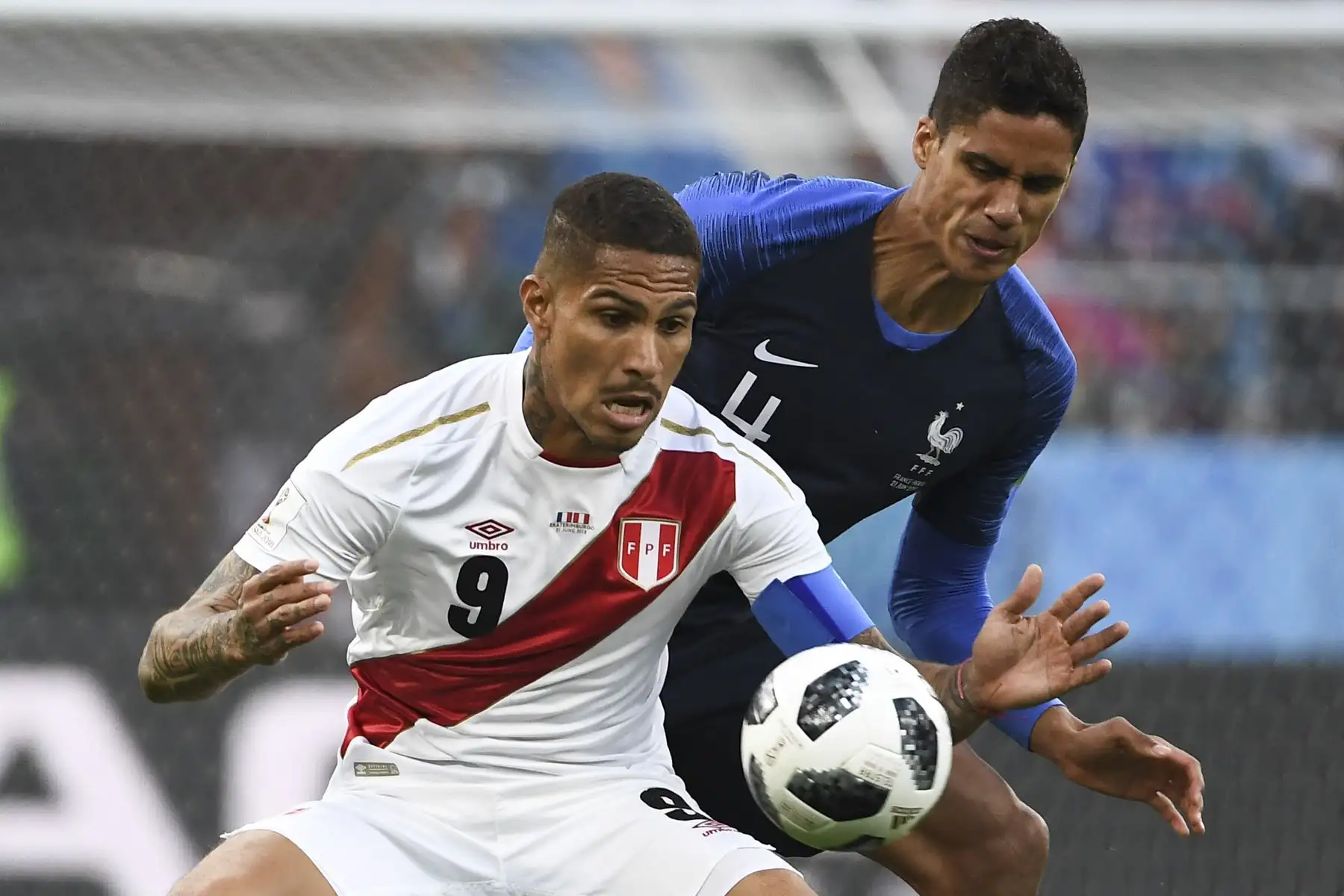 El delantero peruano Paolo Guerrero (L) y el defensor francés Raphael Varane compiten por el balón durante el partido de fútbol del Grupo C de la Copa Mundial Rusia 2018 entre Francia y Perú en el Ekaterimburgo Arena en Ekaterimburgo el 21 de junio de 2018. / AFP