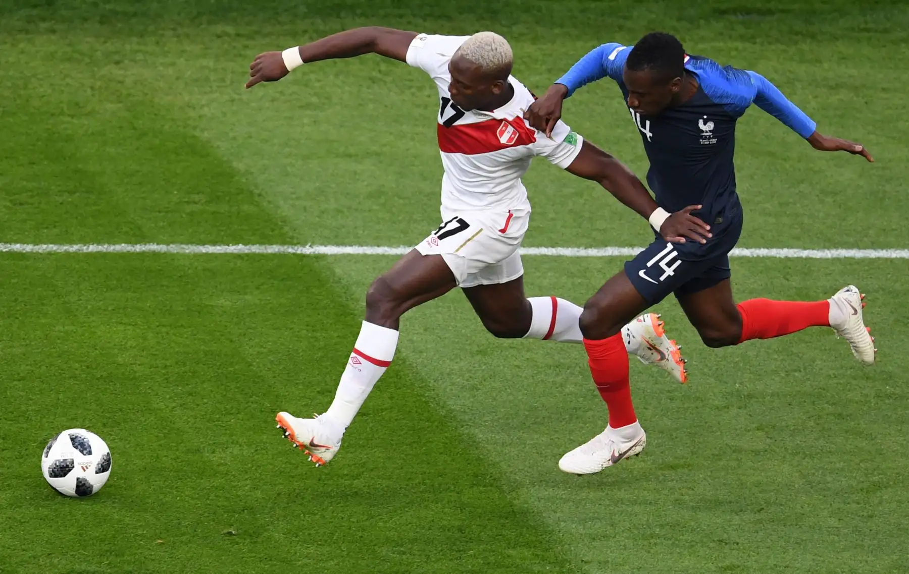 El centrocampista francés Blaise Matuidi (R) le comete una falta al defensor peruano Luis Advincula durante el partido de fútbol del Grupo C de la Copa Mundial Rusia 2018 entre Francia y Perú en el Ekaterimburgo Arena. / AFP