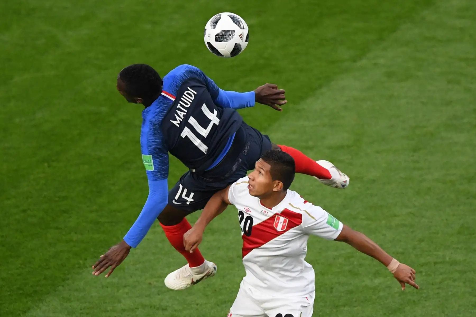 El centrocampista francés Blaise Matuidi (L) encabeza el balón por delante del centrocampista peruano Edison Flores durante el partido de fútbol del Grupo C de la Copa Mundial Rusia 2018 entre Francia y Perú en el Ekaterimburgo Arena .
 / AFP
