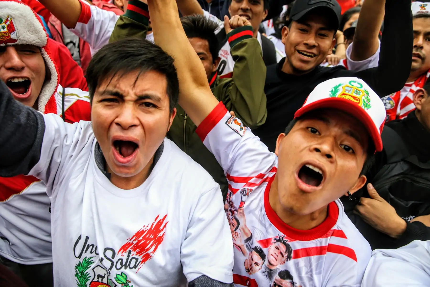 Hinchas peruanos festejan en los previos al partido mundialista que enfrentará nuestra selección contra Francia. Foto: ANDINA/Luis Iparraguirre