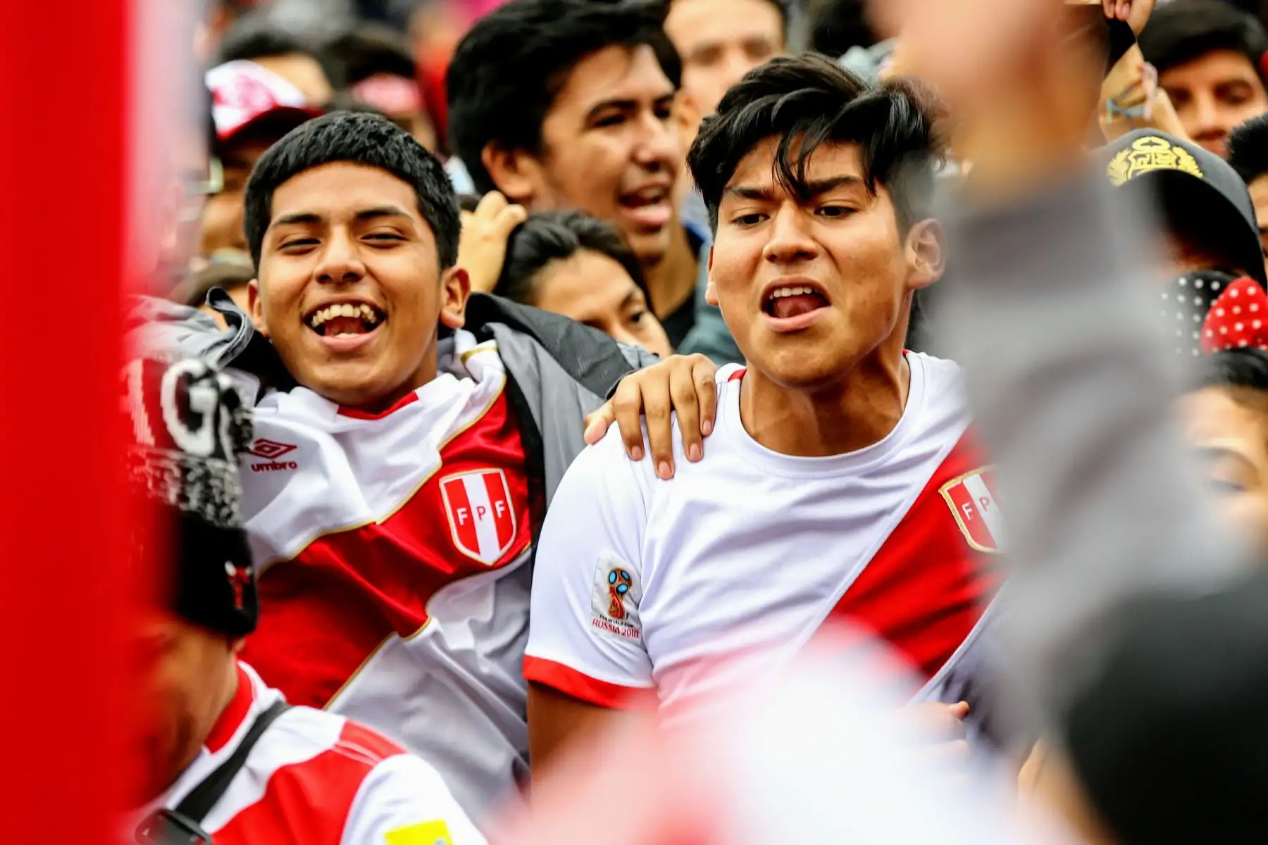 Hinchas peruanos festejan en los previos al partido mundialista que enfrentará nuestra selección contra Francia. Foto: ANDINA/Luis Iparraguirre