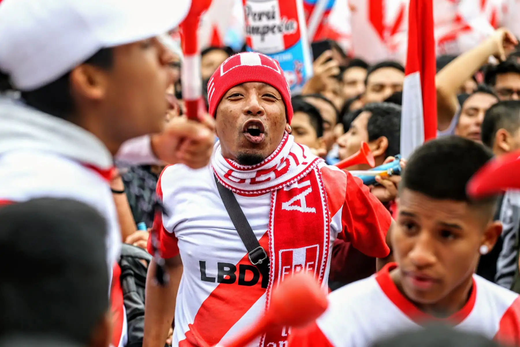 Hinchas peruanos festejan en los previos al partido mundialista que enfrentará nuestra selección contra Francia. Foto: ANDINA/Luis Iparraguirre
