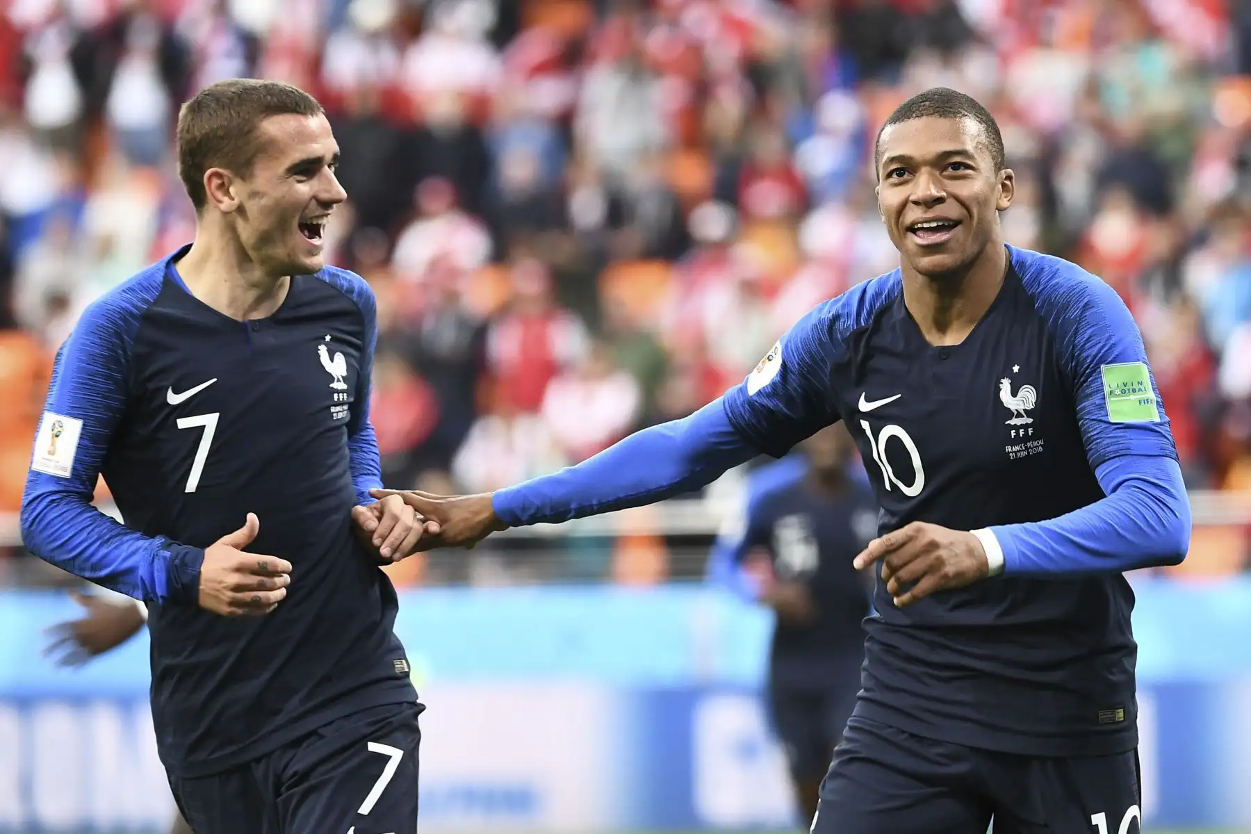 El delantero de Francia Kylian Mbappe (R) anota un gol durante el partido de fútbol del Grupo C de la Copa Rusia 2018 entre Francia y Perú en el Ekaterinburg Arena en Ekaterimburgo el 21 de junio de 2018. / AFP