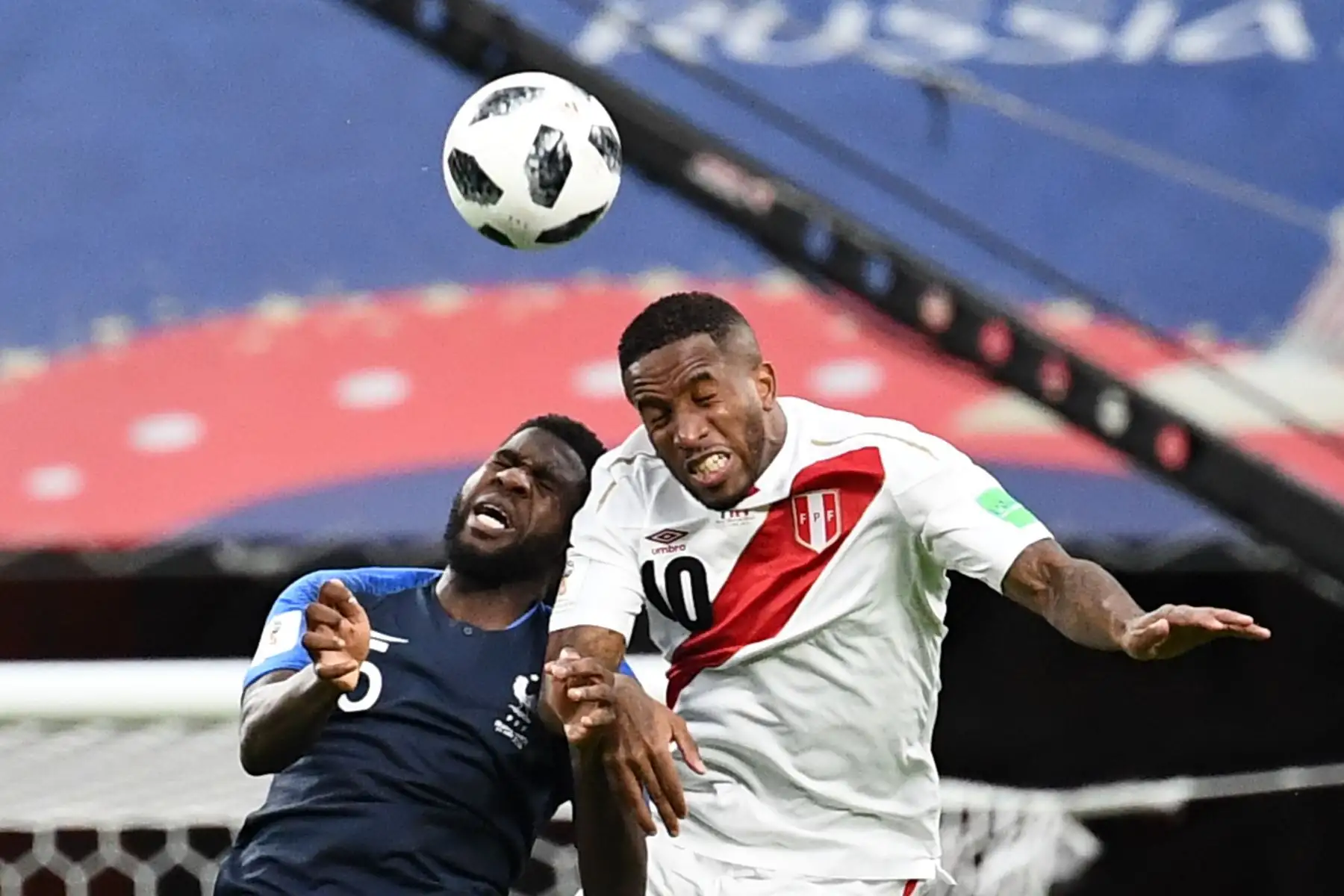 El defensor de PFrance Samuel Umtiti compite con el alero peruano Jefferson Farfan durante el partido de fútbol del Grupo C de la Copa Mundial Rusia 2018 entre Francia y Perú en el Ekaterinburg Arena en Ekaterinburg el 21 de junio de 2018.
 / AFP