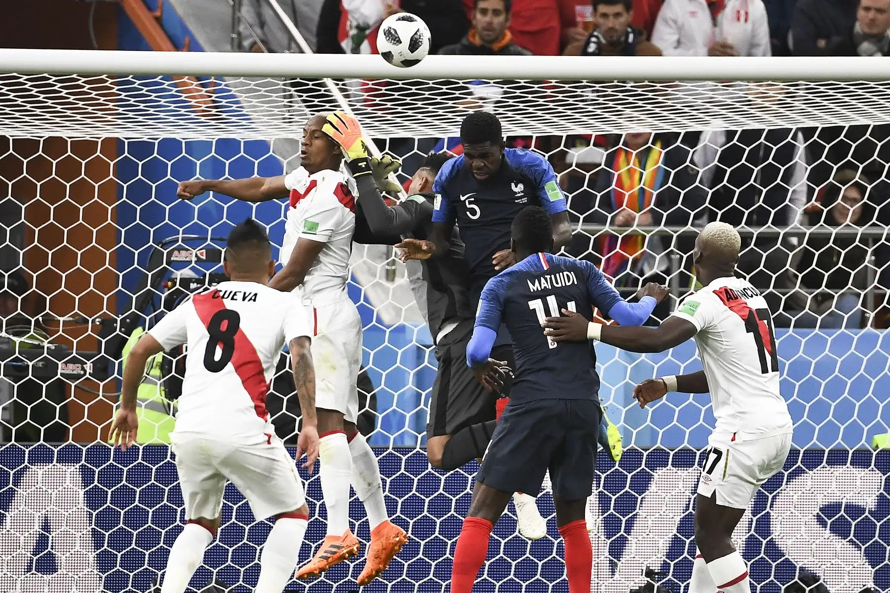 El defensor de PFrance Samuel Umtiti (L) encabeza la pelota y compite con el alero peruano Jefferson Farfan durante el partido de fútbol del Grupo C de la Copa Mundial Rusia 2018 entre Francia y Perú en el Ekaterinburg Arena en Ekaterinburg el 21 de junio de 2018 .
/ AFP