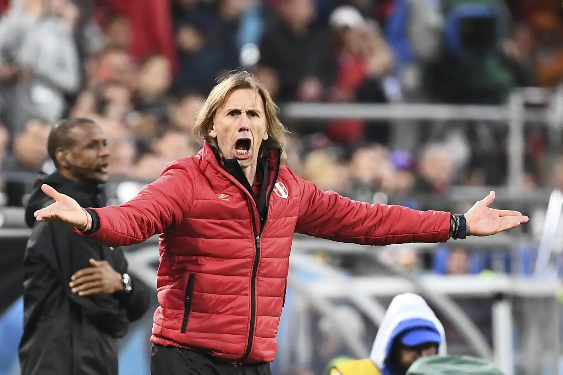 El entrenador peruano Ricardo Gareca hace un gesto desde la banca durante el partido de fútbol del grupo C de la Copa Mundial de Rusia 2018 entre Francia y Perú en el Ekaterinburg Arena en Ekaterinburgo, el 21 de junio del 2018.
Foto: AFP.