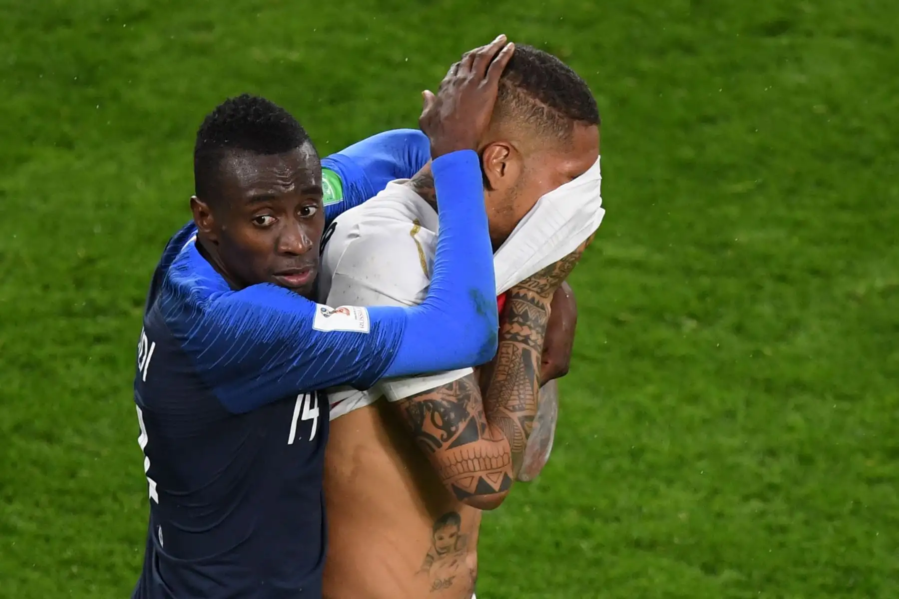 El centrocampista francés Blaise Matuidi (L) consuela al delantero peruano Paolo Guerrero al final del partido de fútbol del Grupo C de la Copa Mundial Rusia 2018 . Foto: AFP