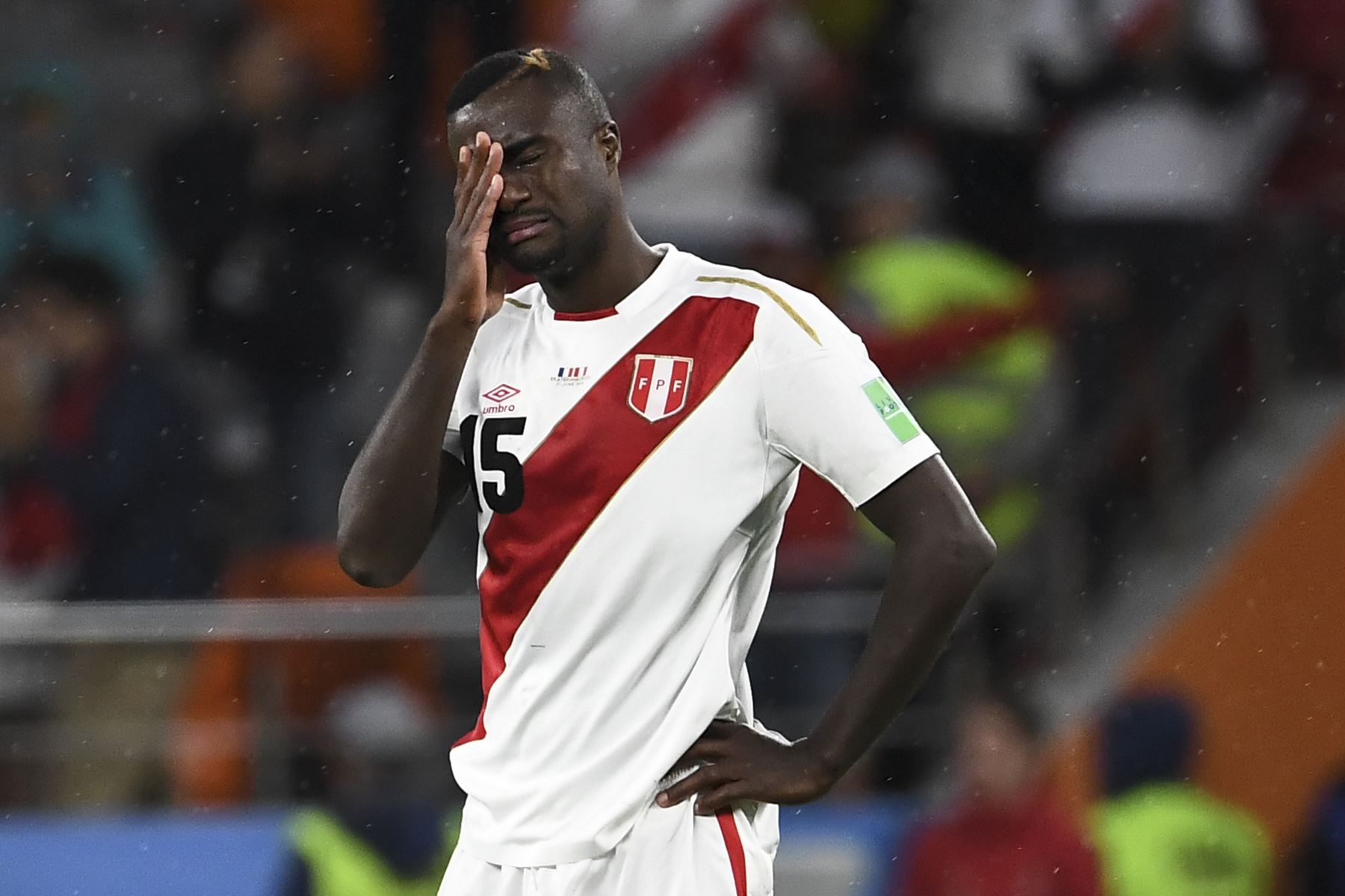 El defensor peruano Christian Ramos reacciona después del silbato final del partido de fútbol del Grupo C de la Copa Rusia 2018 entre Francia y Perú. Foto: AFP