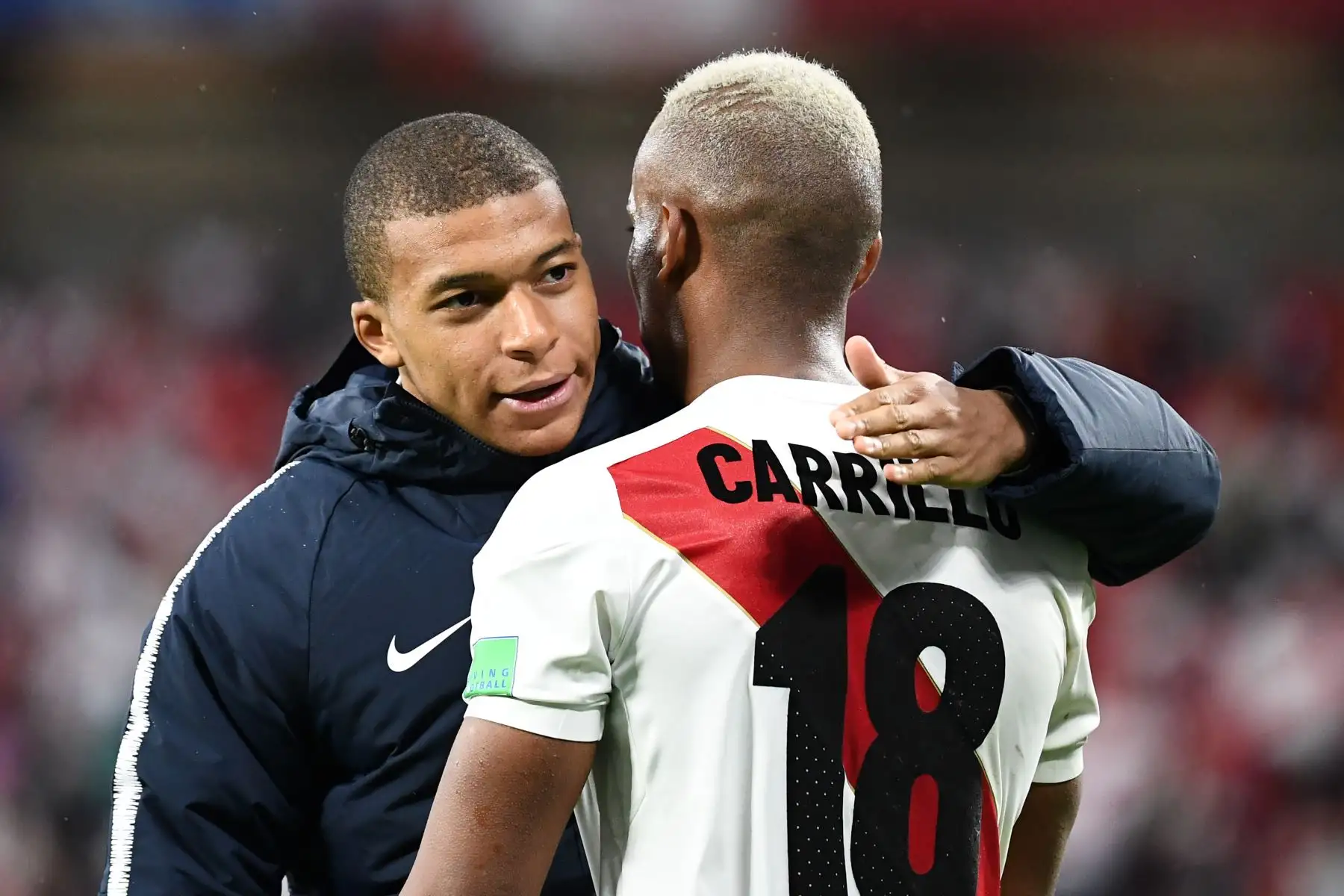 El alero de Francia Kylian Mbappe (L) felicita al delantero peruano Andre Carrillo (R) al final del partido de fútbol del Grupo C de la Copa Mundial Rusia 2018 .
/ AFP