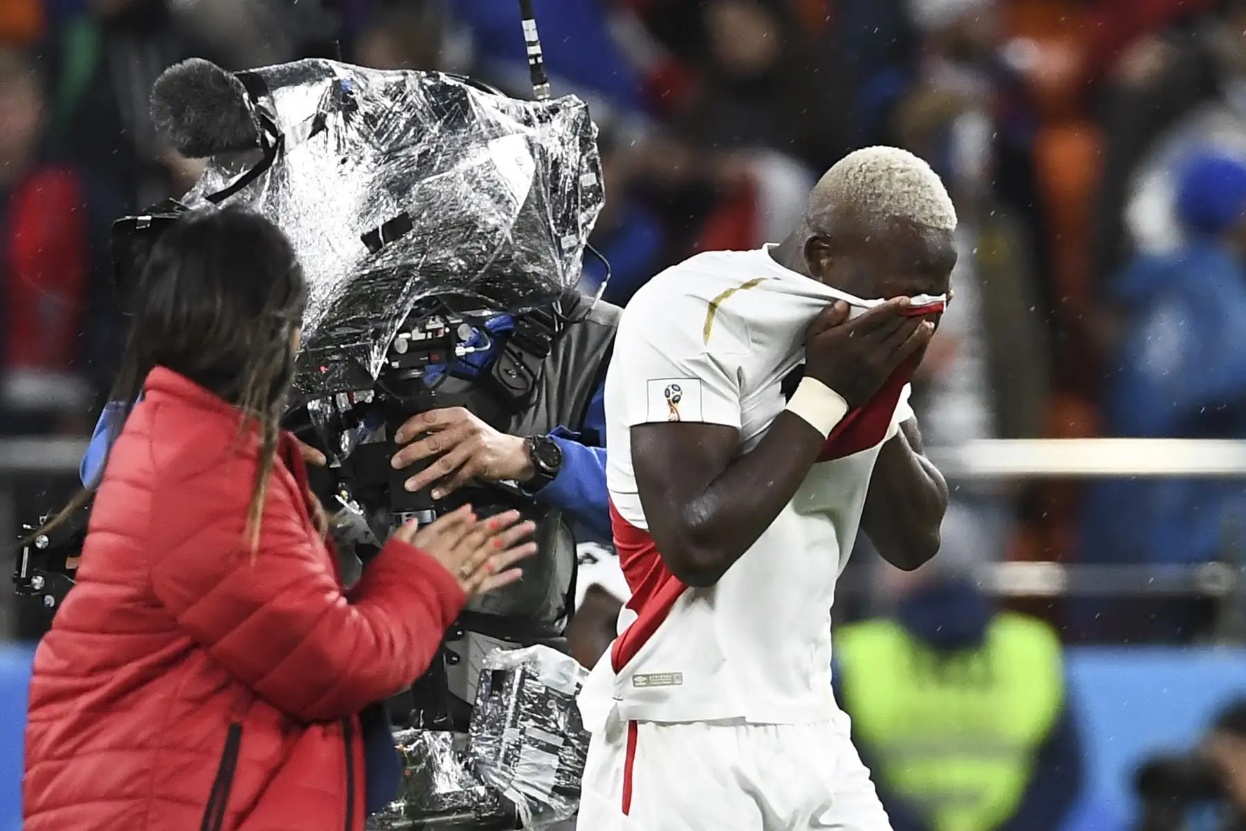 El defensor peruano Luis Advincula reacciona después del silbato final del partido de fútbol del Grupo C ./ AFP