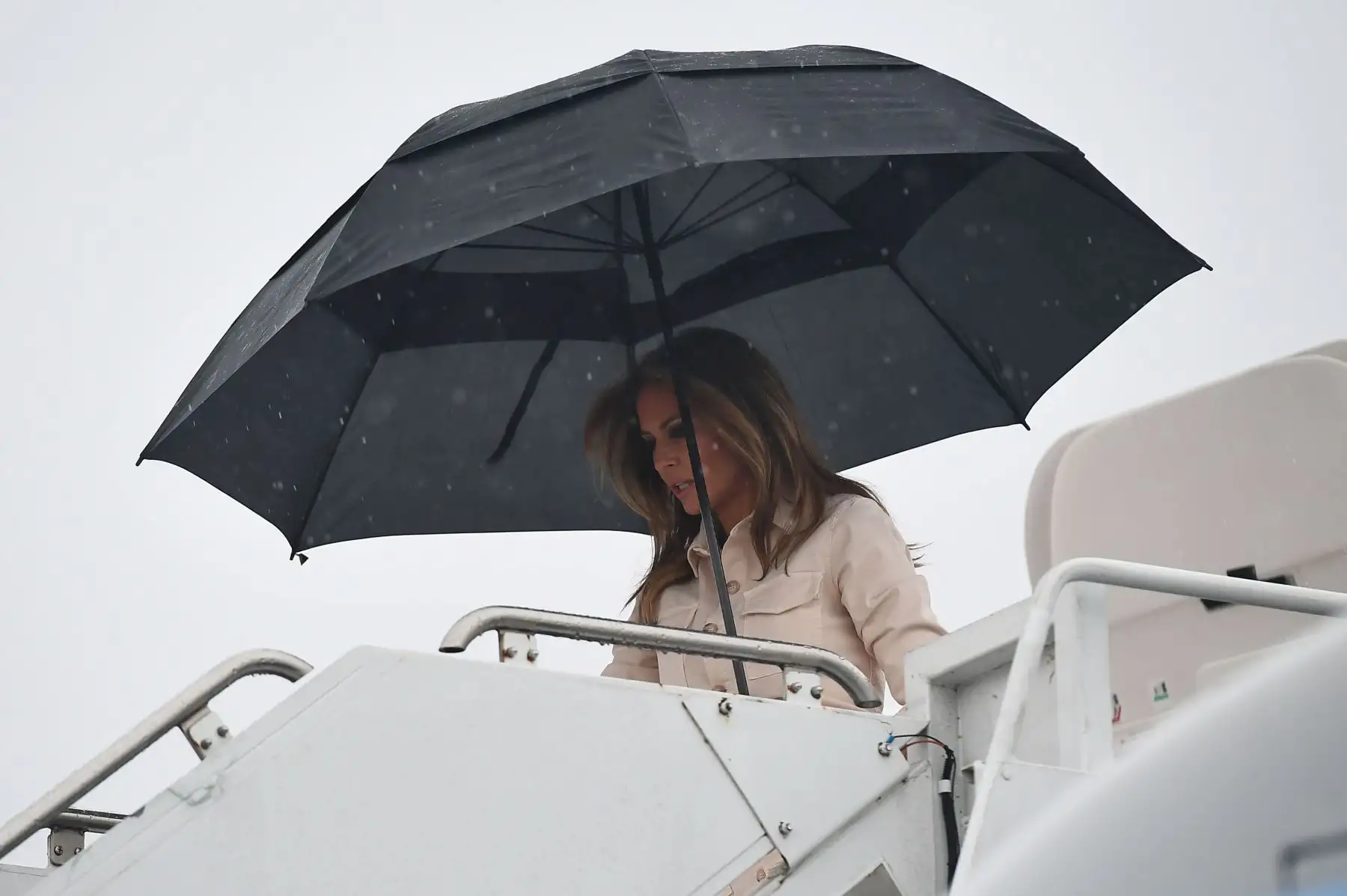 Melania visita un albergue de niños inmigrantes en Texas. Foto: AFP.