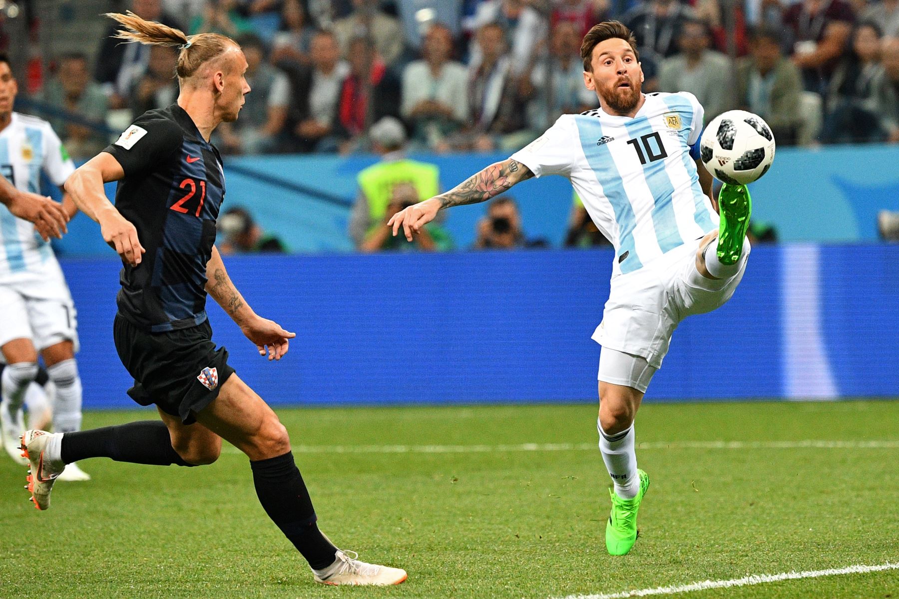 El delantero argentino Lionel Messi (R) controla el balón frente al defensa croata Domagoj Vidaduring en el partido de fútbol del Grupo D de la Copa Mundial Rusia 2018 entre Argentina y Croacia en el estadio Nizhny Novgorod de Nizhny Novgorod el 21 de junio de 2018. / AFP