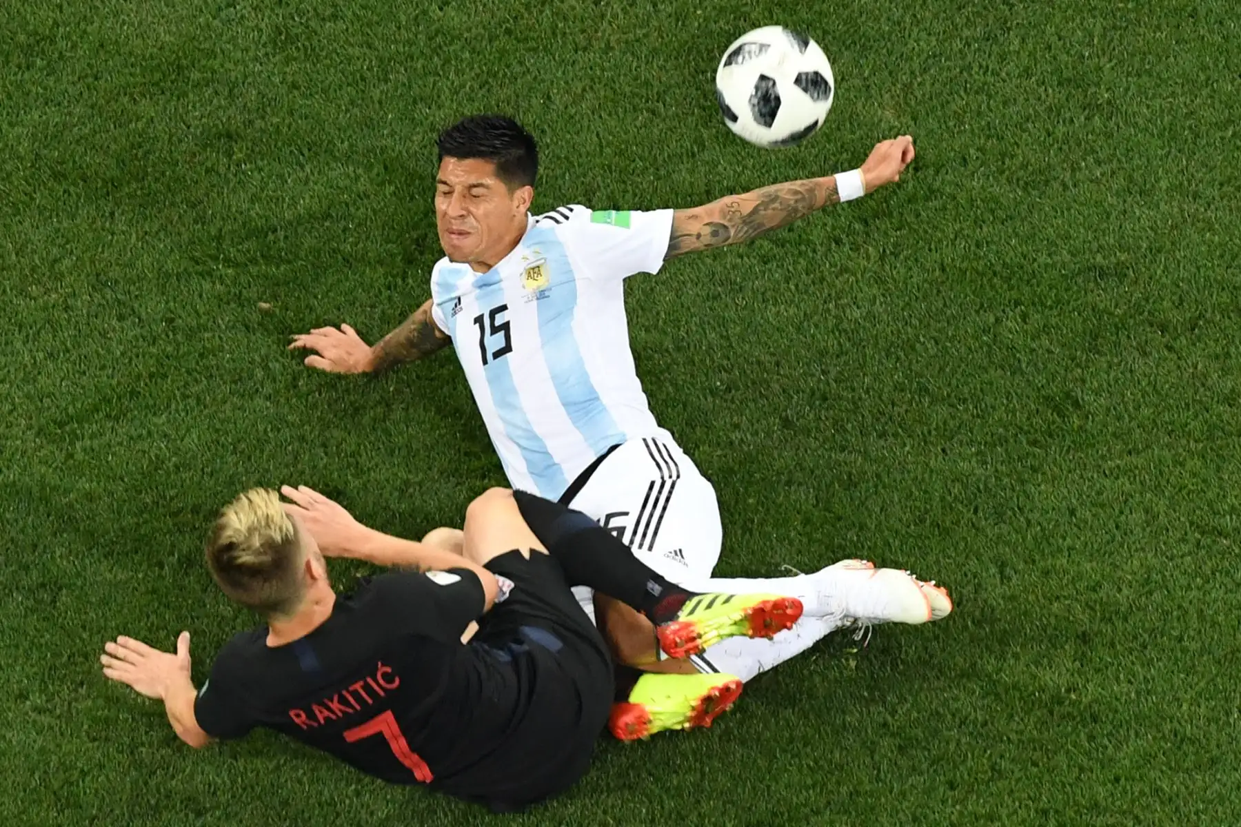 El mediocampista argentino Enzo Pérez lucha por el balón con el centrocampista croata Ivan Rakitic (abajo) durante el partido de fútbol del Grupo D de la Copa Mundial Rusia 2018 entre Argentina y Croacia en el Estadio Nizhny Novgorod en Nizhny Novgorod el 21 de junio de 2018. / AFP