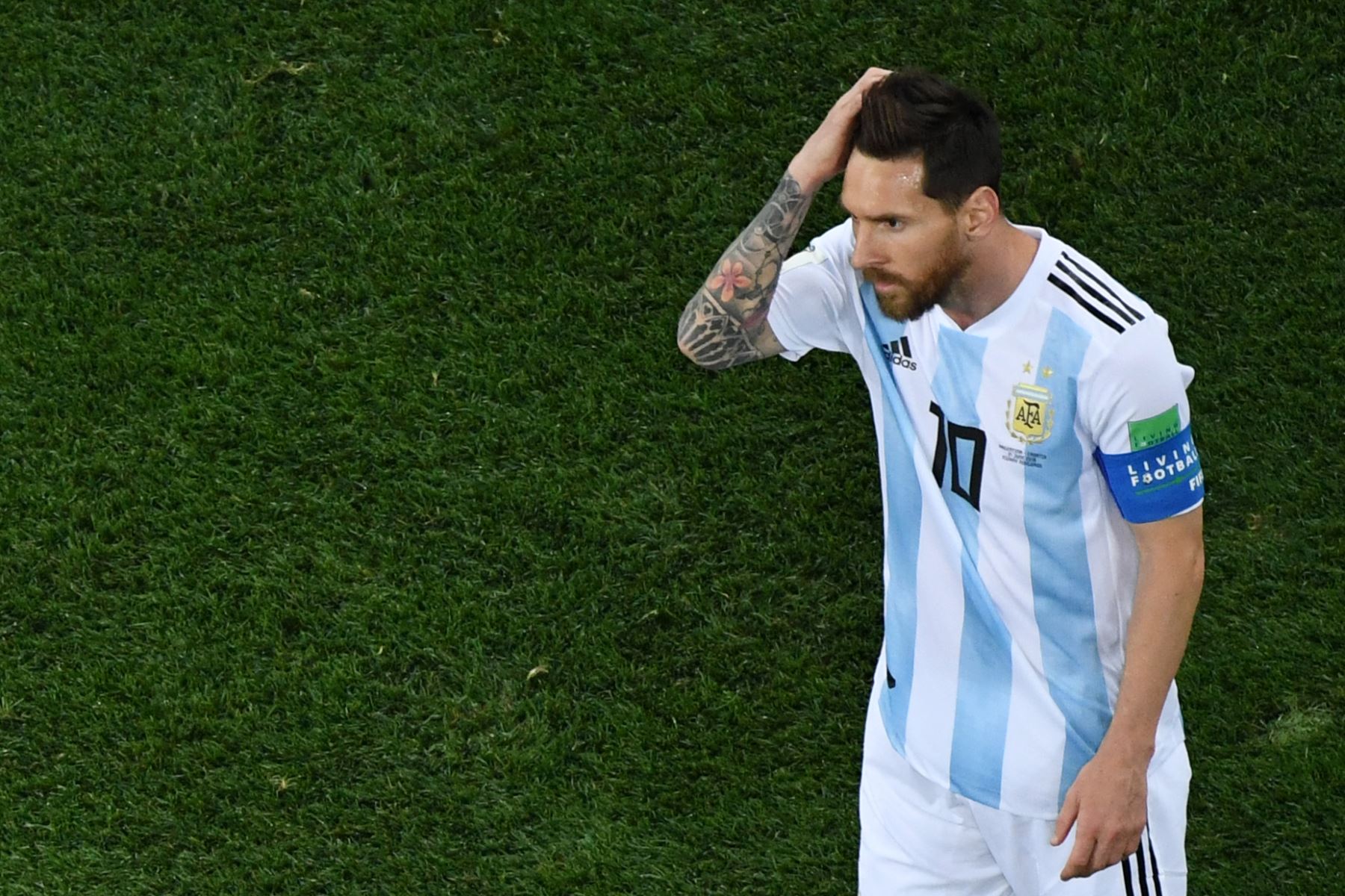 El delantero argentino Lionel Messi reacciona durante el partido de fútbol del Grupo D de la Copa Mundial Rusia 2018 entre Argentina y Croacia en el Estadio Nizhny Novgorod en Nizhny Novgorod el 21 de junio de 2018. / AFP