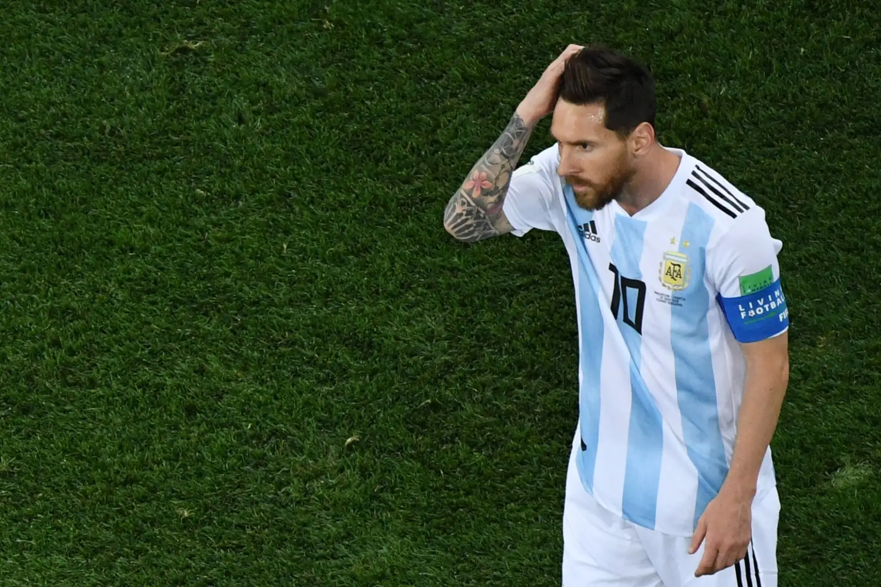 El delantero argentino Lionel Messi reacciona durante el partido de fútbol del Grupo D de la Copa Mundial Rusia 2018 entre Argentina y Croacia en el Estadio Nizhny Novgorod en Nizhny Novgorod el 21 de junio de 2018. / AFP