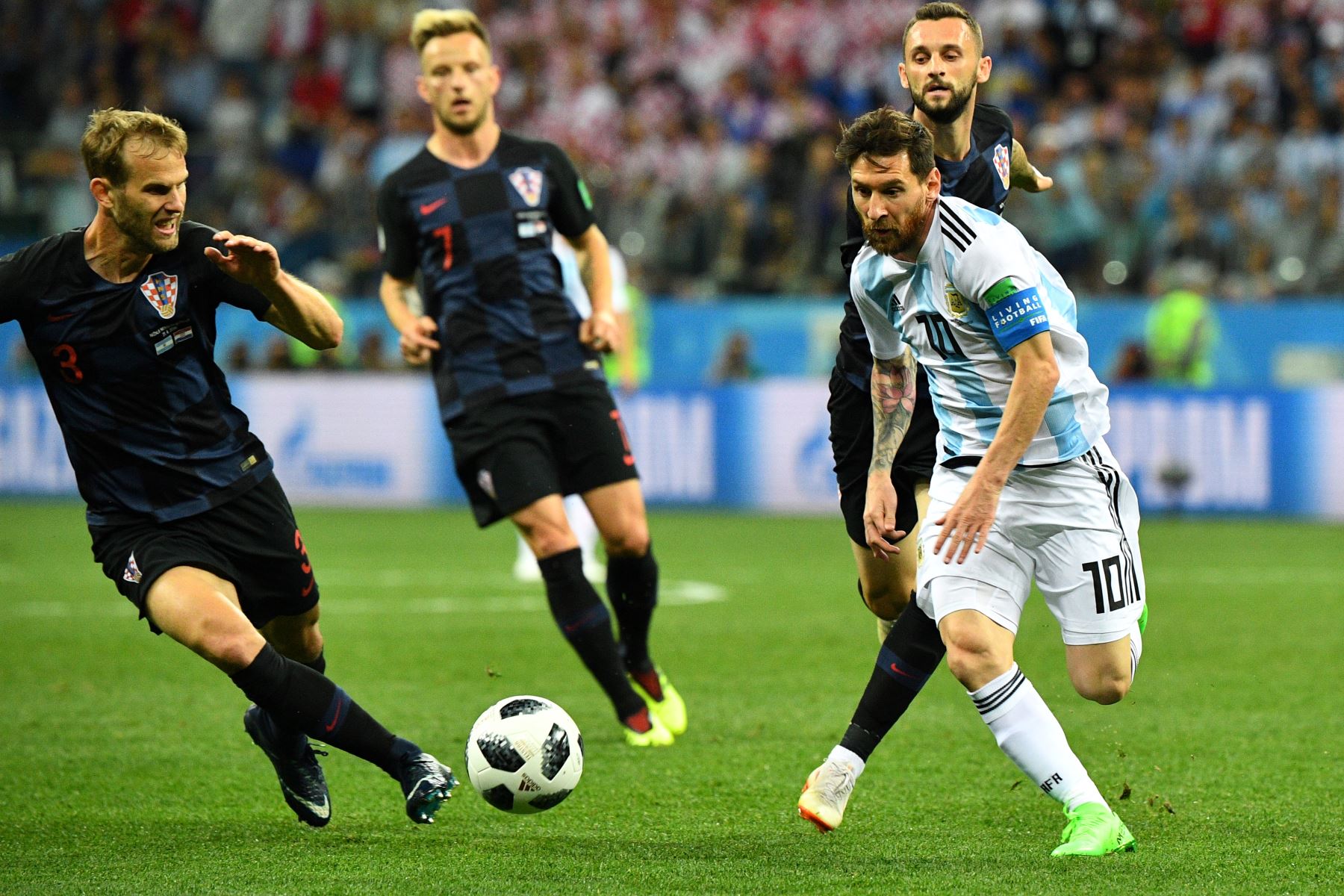 El defensor croata Ivan Strinic (L) compite con el delantero argentino Lionel Messi durante el partido de fútbol del Grupo D de la Copa Mundial Rusia 2018. AFP