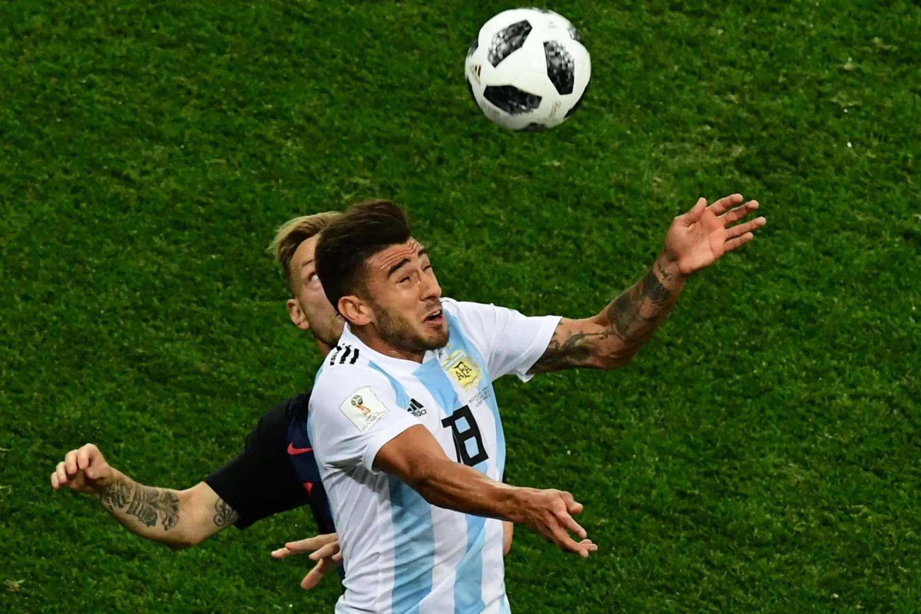 El centrocampista argentino Eduardo Salvio (R) lucha por el balón con el centrocampista croata Ivan Rakitic durante el partido de fútbol del Grupo D de la Copa Mundial Rusia 2018 entre Argentina y Croacia en el Estadio Nizhny Novgorod en Nizhny Novgorod el 21 de junio de 2018. / AFP