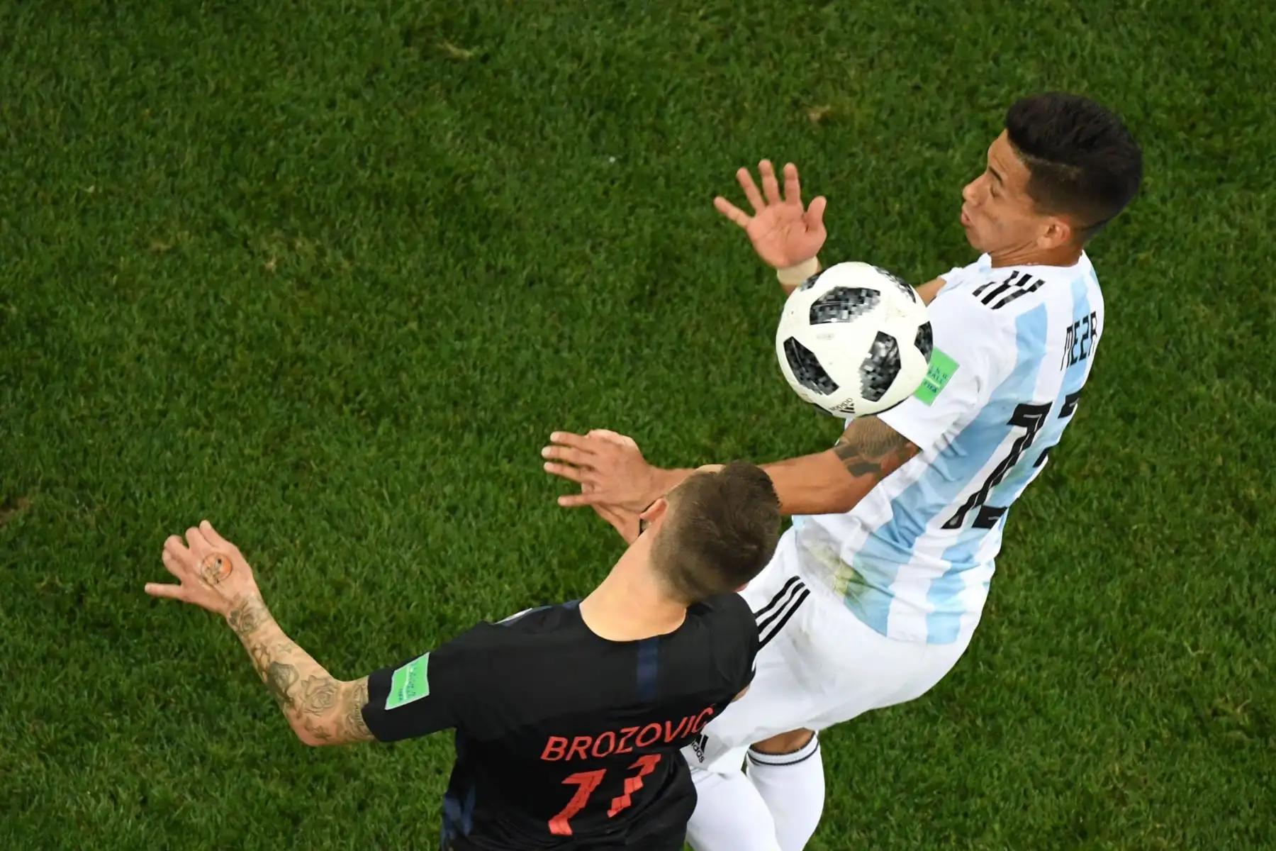 El centrocampista croata Marcelo Brozovic (L) compite con el mediocampista argentino Maximiliano Meza durante el partido de fútbol del Grupo D de la Copa Mundial Rusia 2018 entre Argentina y Croacia en el Estadio Nizhny Novgorod en Nizhny Novgorod el 21 de junio de 2018. / AFP