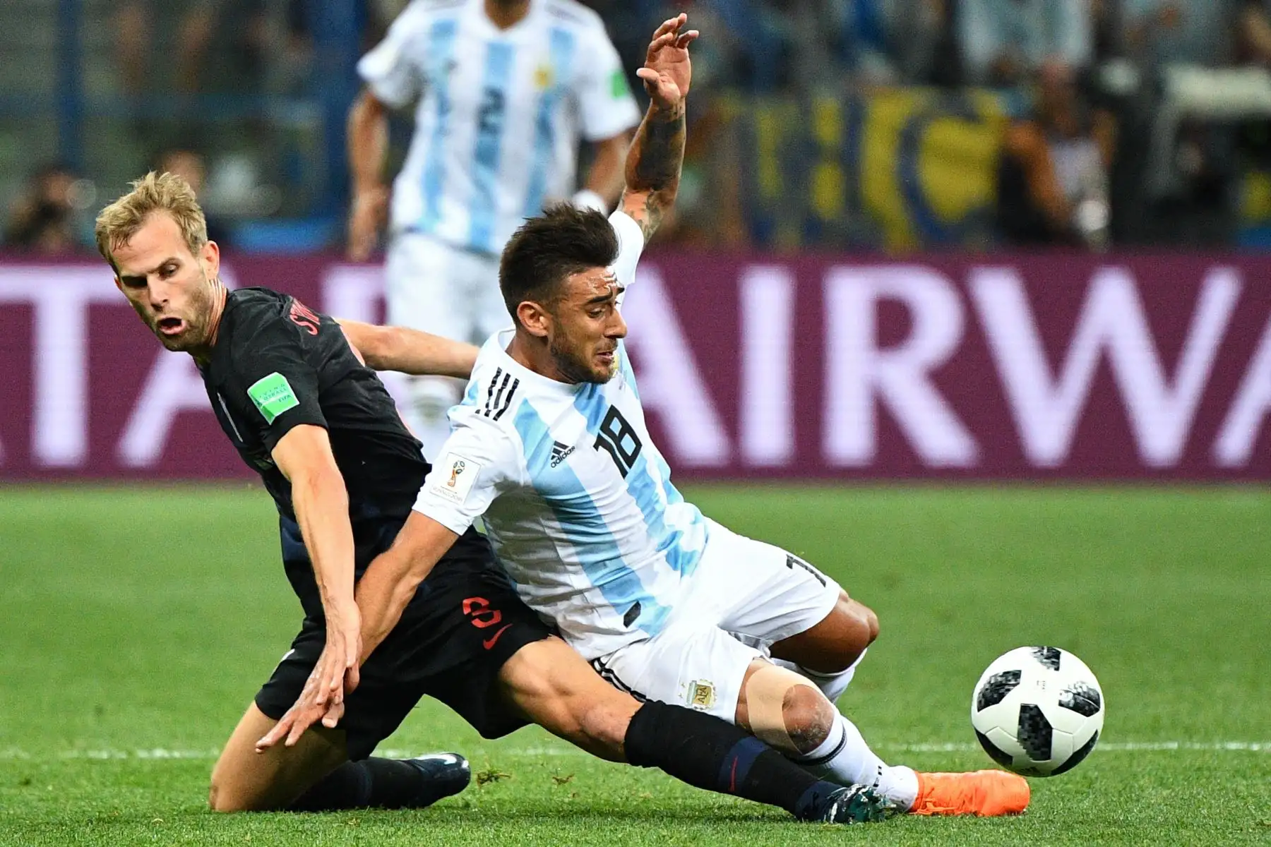 El defensor croata Ivan Strinic (L) compite con el centrocampista argentino Eduardo Salvio durante el partido de fútbol del Grupo D de la Copa Mundial Rusia 2018 entre Argentina y Croacia en el Estadio Nizhny Novgorod en Nizhny Novgorod el 21 de junio de 2018. / AFP