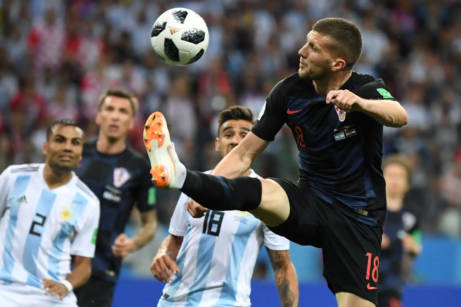 El delantero Ante Rebic de Croacia controla el balón durante el partido de fútbol del Grupo D de la Copa Mundial Rusia 2018 entre Argentina y Croacia en el Estadio Nizhny Novgorod en Nizhny Novgorod el 21 de junio de 2018.
/ AFP