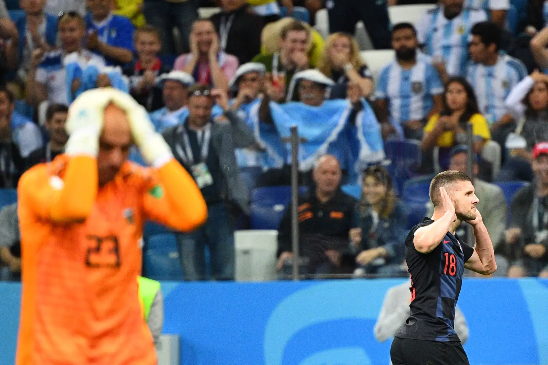 El delantero de Croacia Ante Rebic (R) celebra después de anotar su primer tanto cuando el arquero argentino Willy reacciona en primer plano durante el partido de fútbol del Grupo D de la Copa Mundial Rusia 2018 entre Argentina y Croacia en el Estadio Nizhny Novgorod en Nizhny Novgorod el 21 de junio de 2018. / AFP
