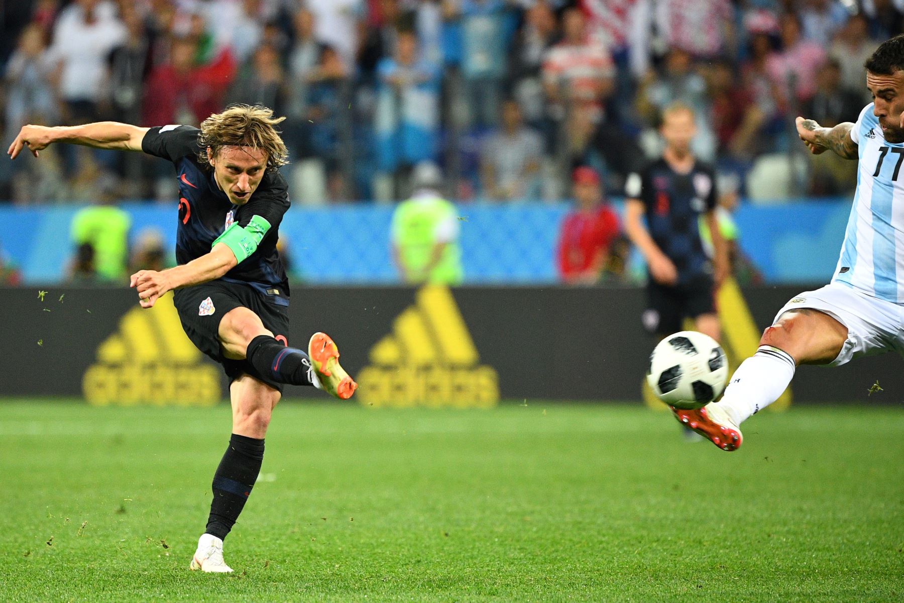 El centrocampista croata Luka Modric anota su segundo gol en el partido de fútbol del Grupo D de la Copa Mundial Rusia 2018 entre Argentina y Croacia en el Estadio Nizhny Novgorod en Nizhny Novgorod el 21 de junio de 2018. / AFP