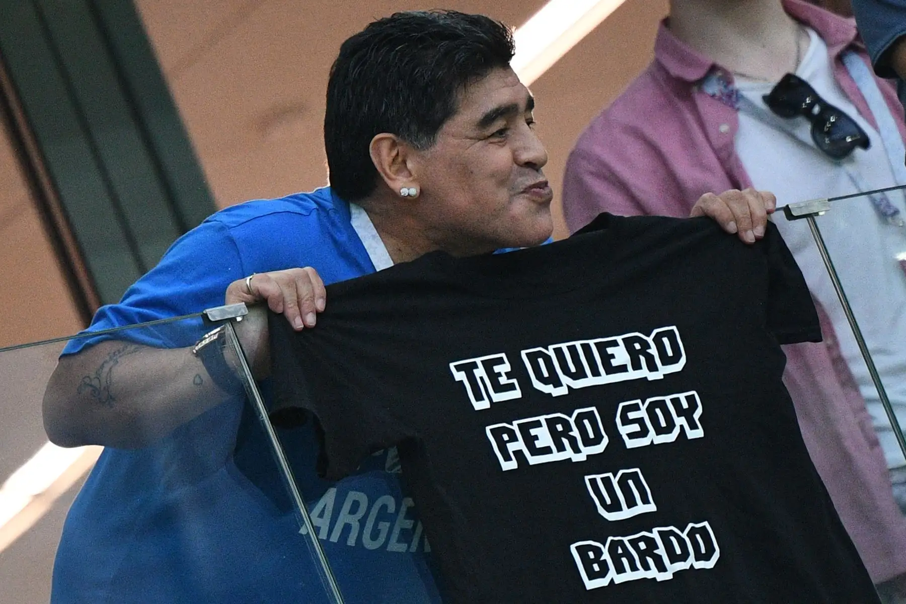 La leyenda del fútbol argentino Diego Maradona posa con una camiseta que dice "Te quiero pero estoy hecha un desastre" en la tribuna antes del partido de fútbol del Grupo D de la Copa Mundial Rusia 2018 entre Argentina y Croacia en el Estadio Nizhny Novgorod de Nizhny Novgorod el 21 de junio. 2018.
 AFP