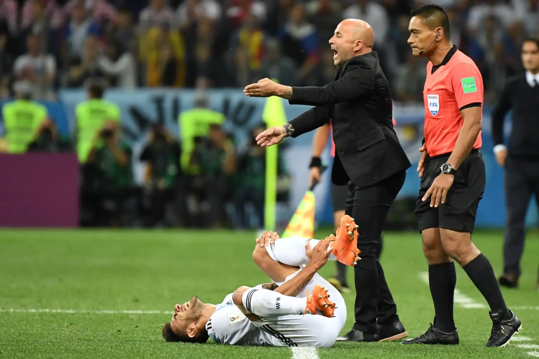 El centrocampista argentino Eduardo Salvio (abajo) miente sobre el entrenador argentino Jorge Sampaoli durante el partido de fútbol del Grupo D de la Copa Mundial Rusia 2018 entre Argentina y Croacia en el Estadio Nizhny Novgorod en Nizhny Novgorod el 21 de junio de 2018.
 / AFP